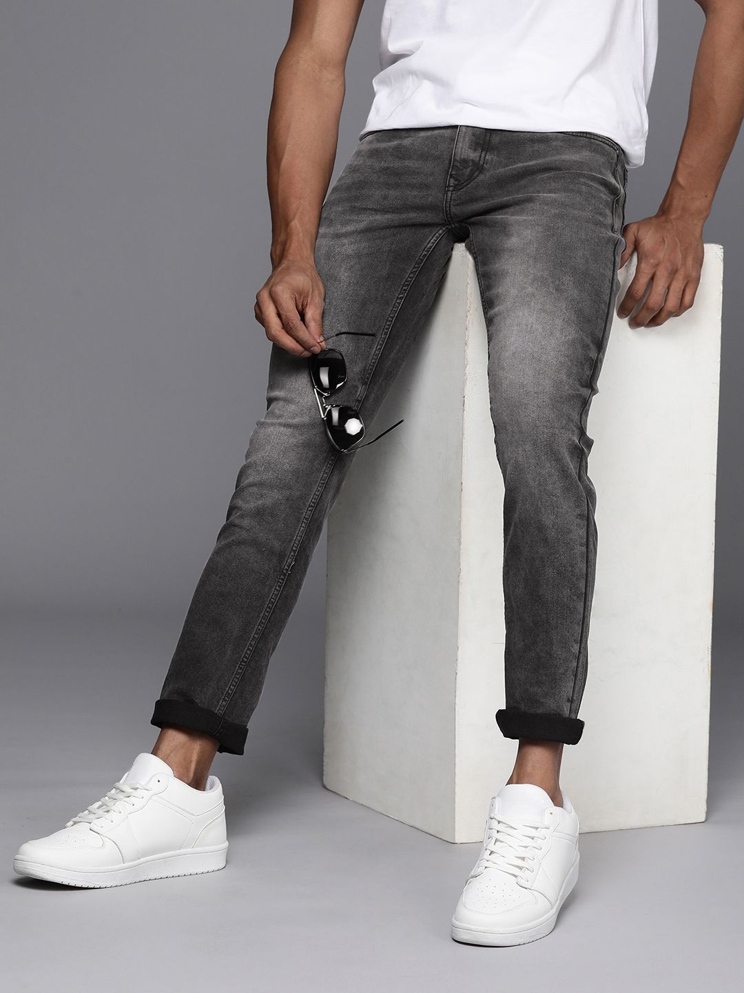 WROGN Men Slim Fit Heavy Fade Mid-Rise Jeans