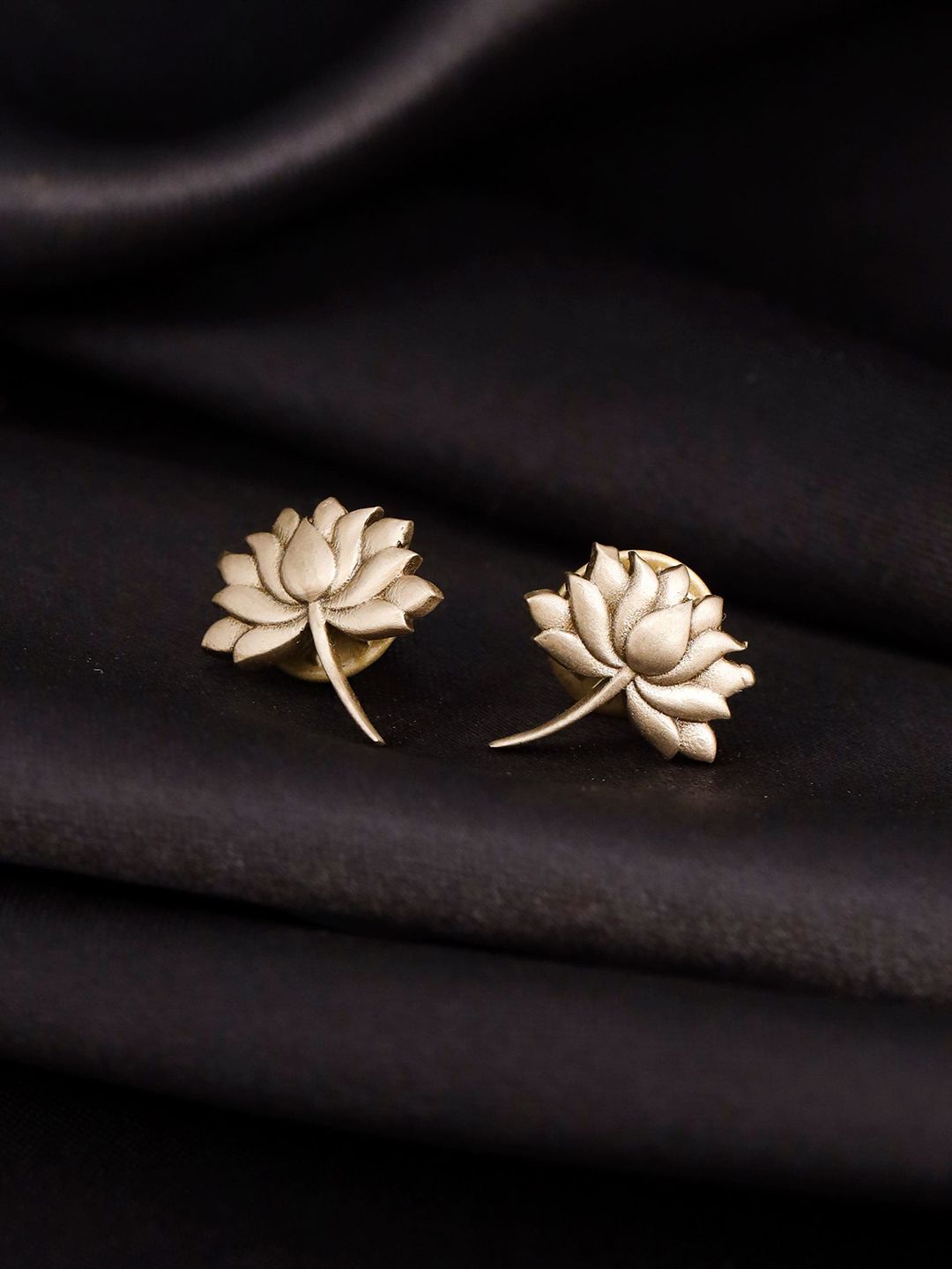 COSA NOSTRAA Divine Lotus Floral Collar Tips