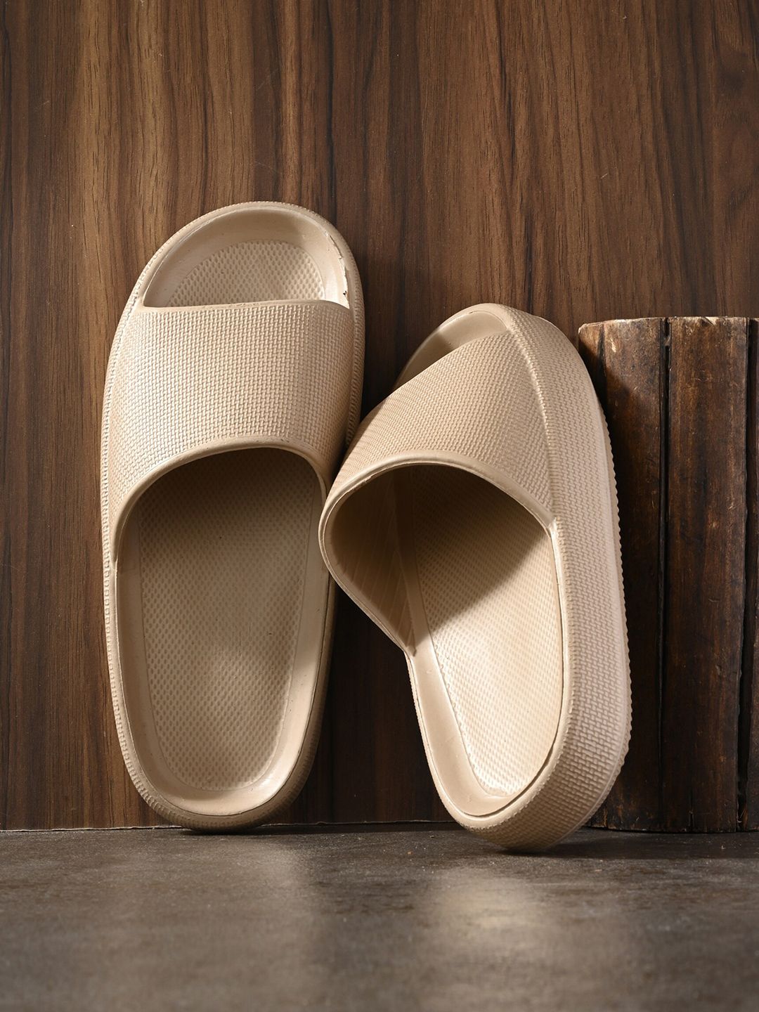 The Roadster Lifestyle Co. Men Beige Textured Sliders