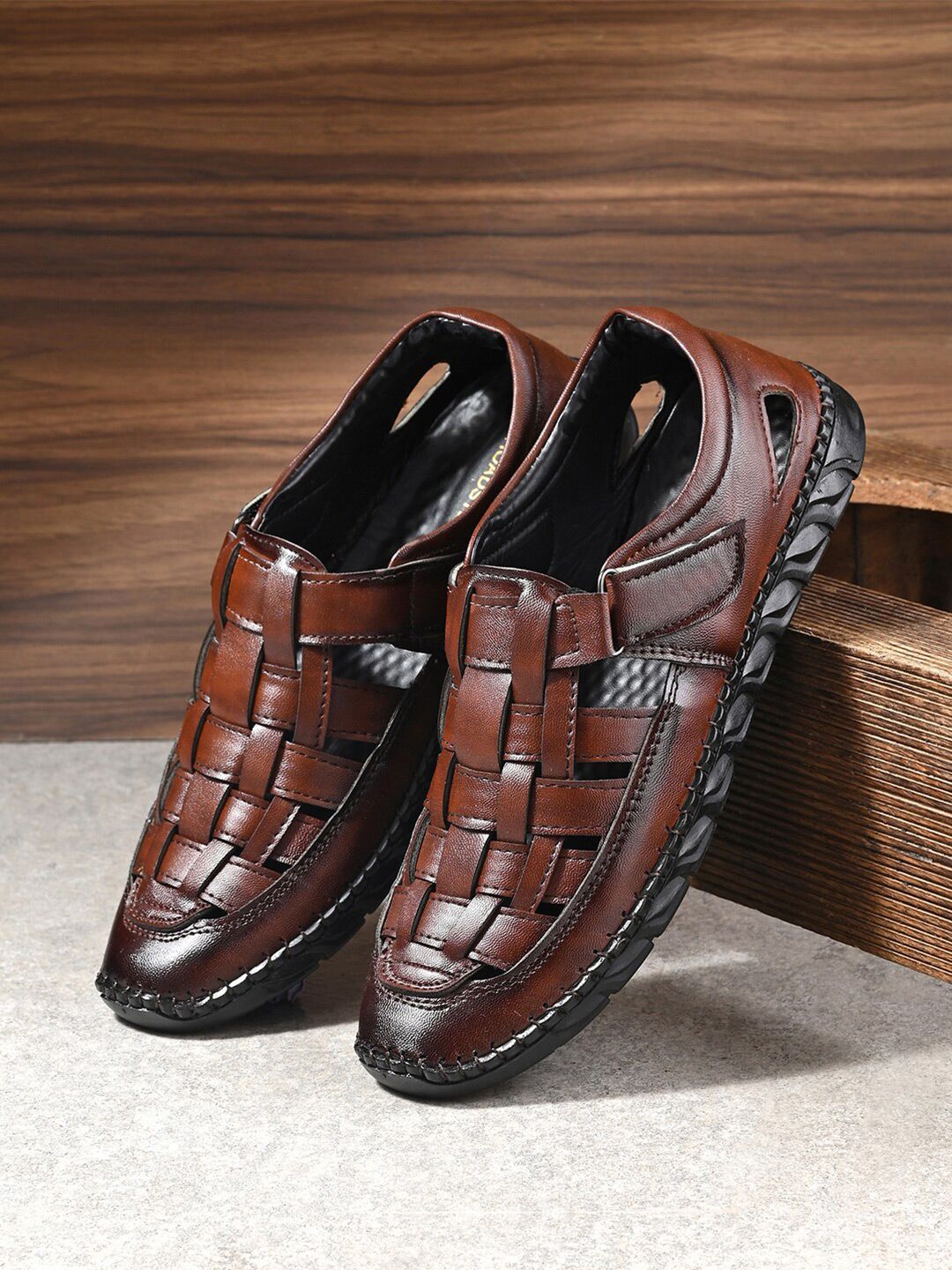 The Roadster Lifestyle Co. Men Tan Brown Textured Fisherman Sandals With Velcro Closure-image-23