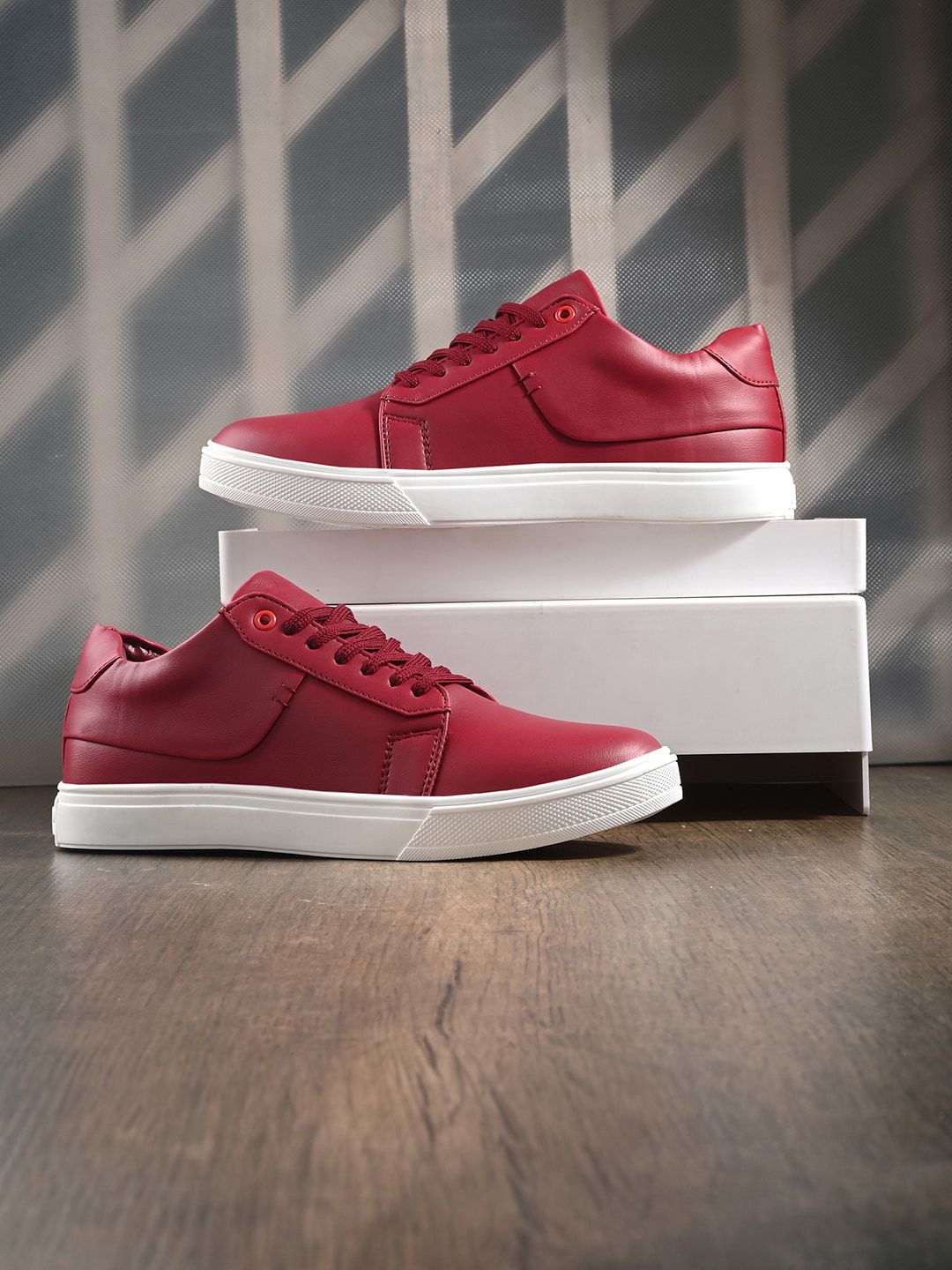 Roadster hot sale red sneakers