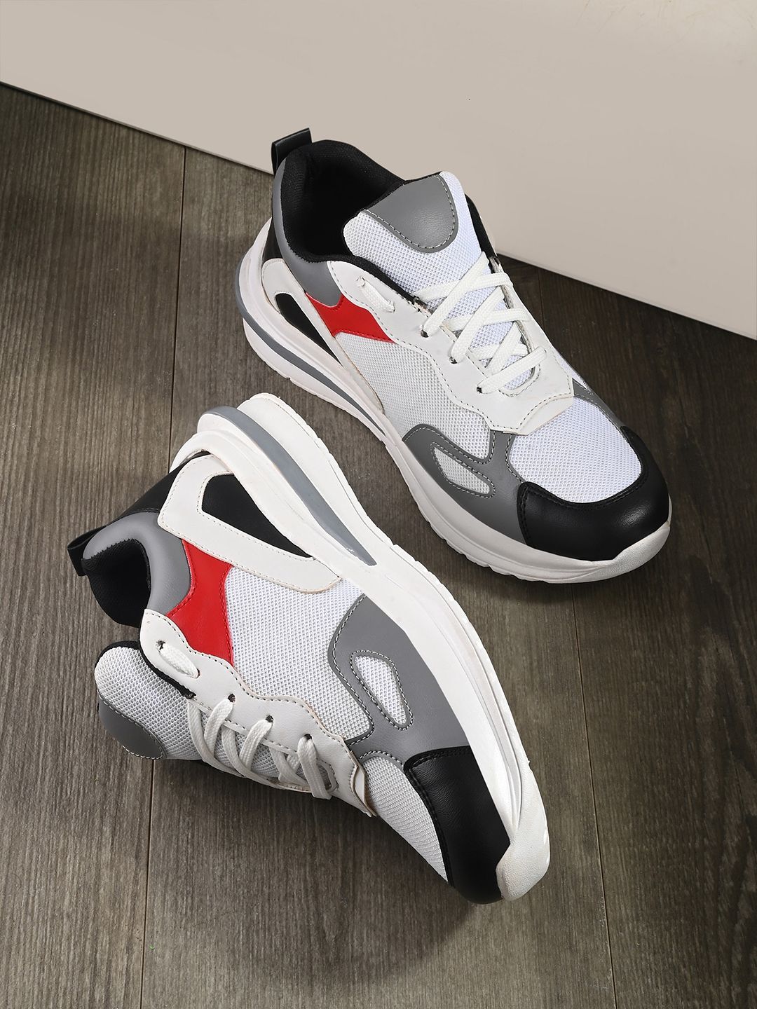 Mast & Harbour Men White & Black Colourblocked Lightweight Sneakers