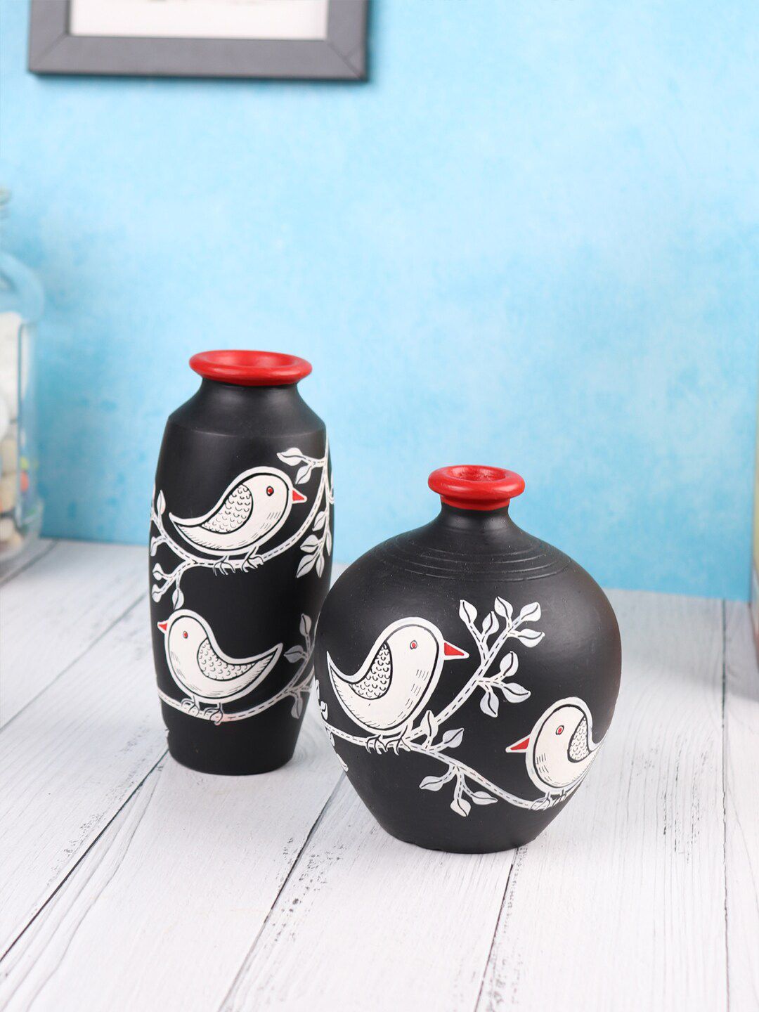 VarEesha Chiraiya 2-Pcs Black & White Bird Printed Terracotta Vases-picture-15