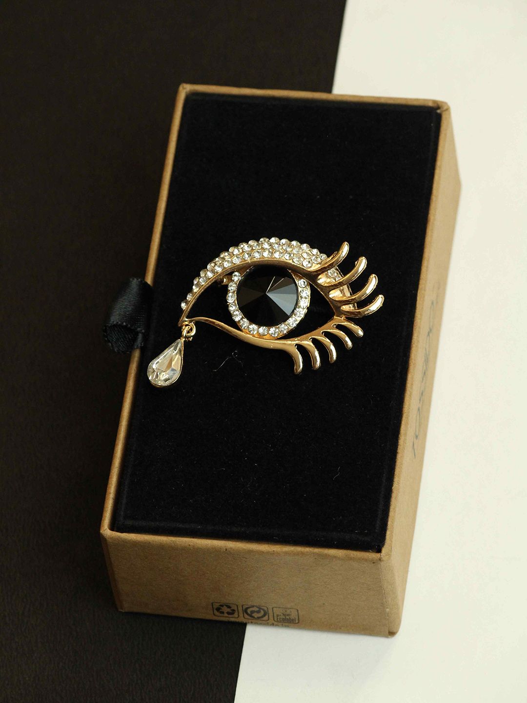 Tossido Men Stone Studded Eye-Charm Brooch