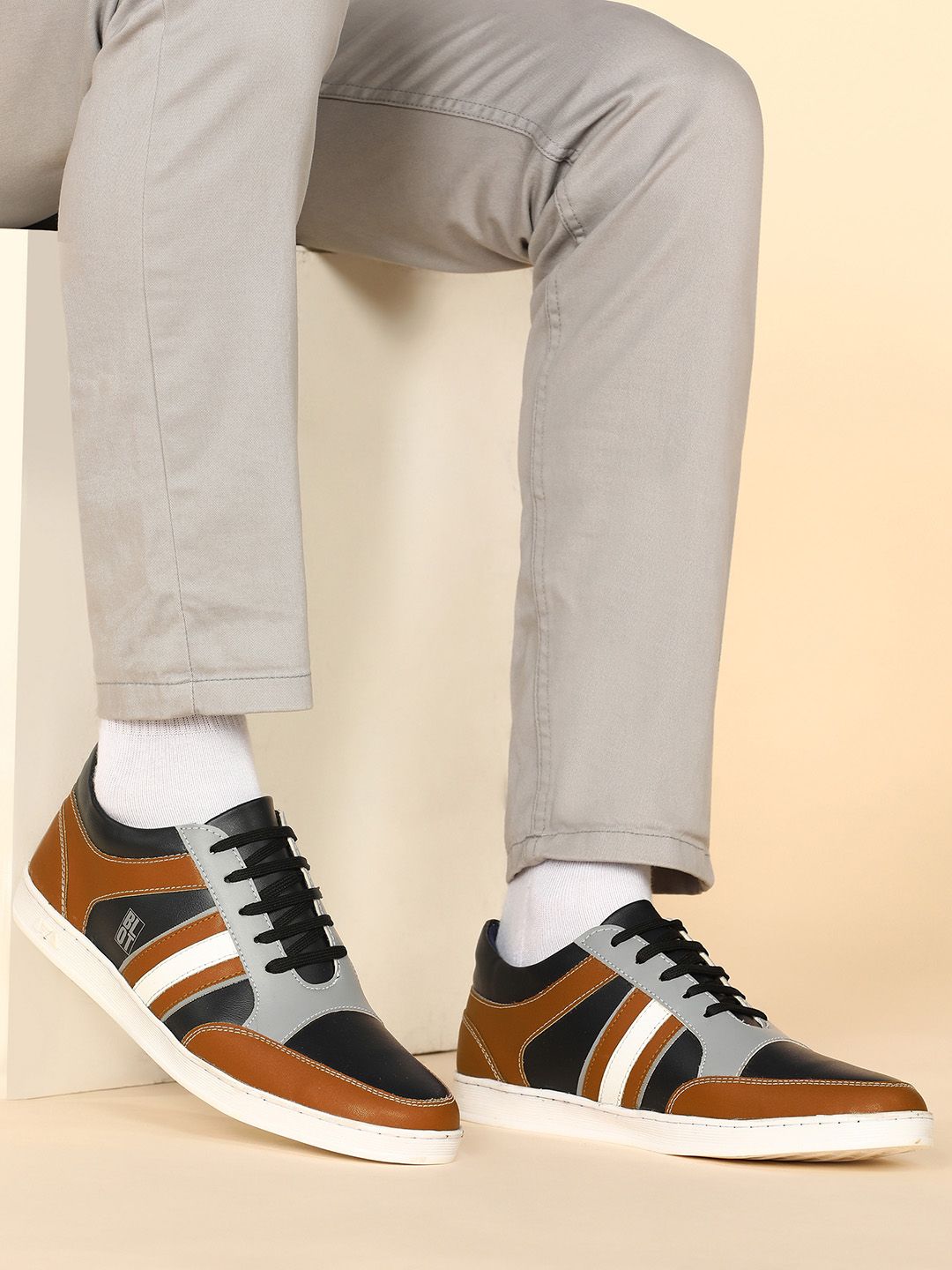 Paragon Men Colourblocked Cushioned Insole Sneakers-picture-32