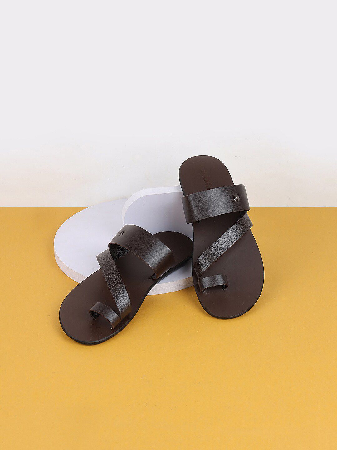 Mochi Men Textured Leather One Toe Comfort Sandals-picture-11