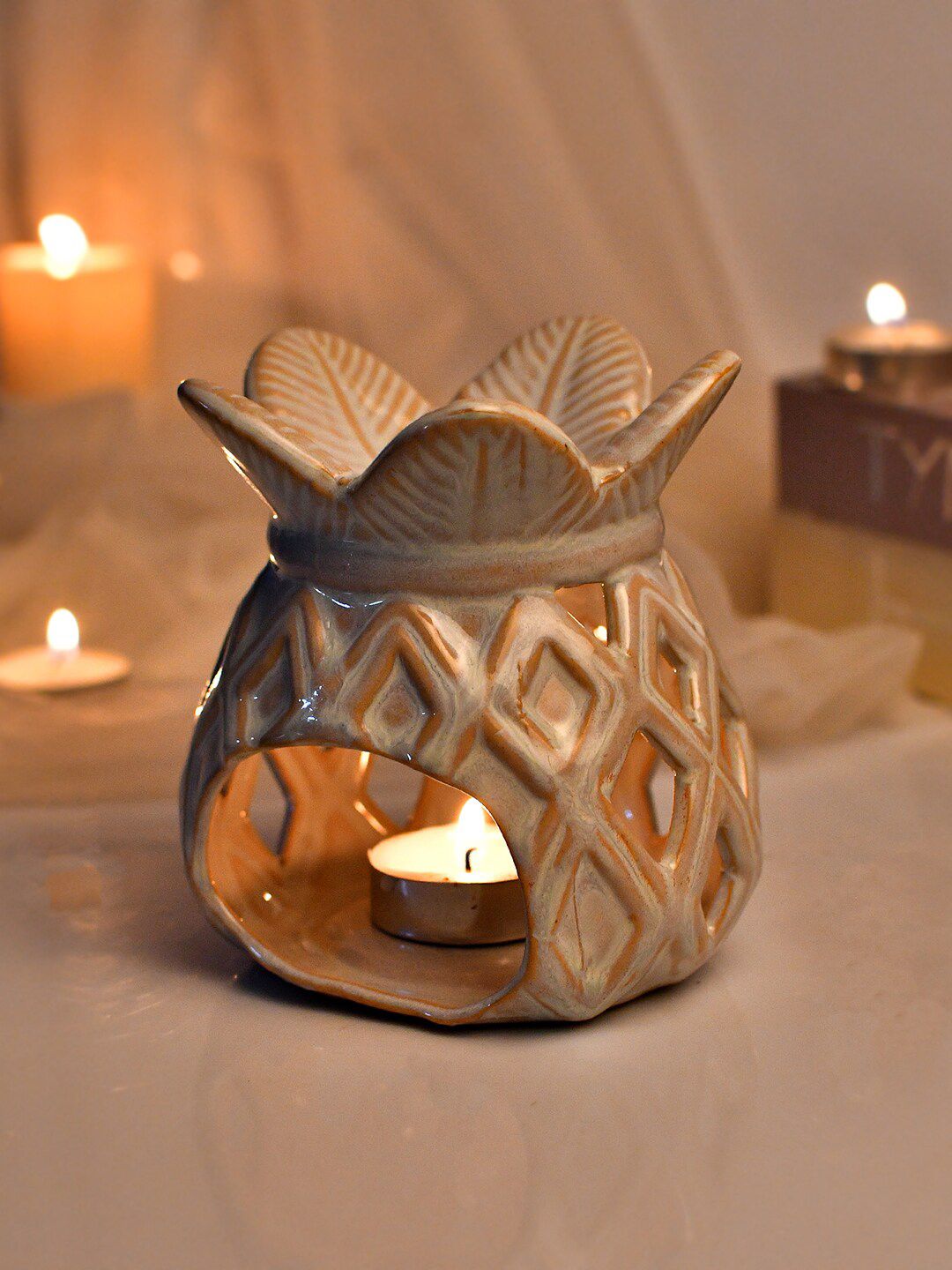 TAYHAA White & Beige Pineapple Shaped Ceramic Aroma Oil Diffuser-image-26