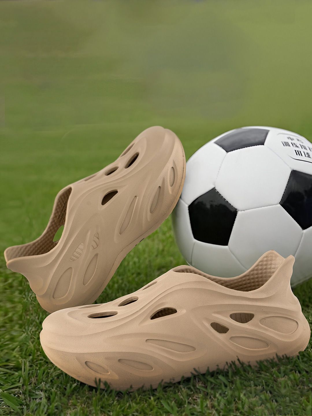 Red Tape Men Self Design Rubber Clogs