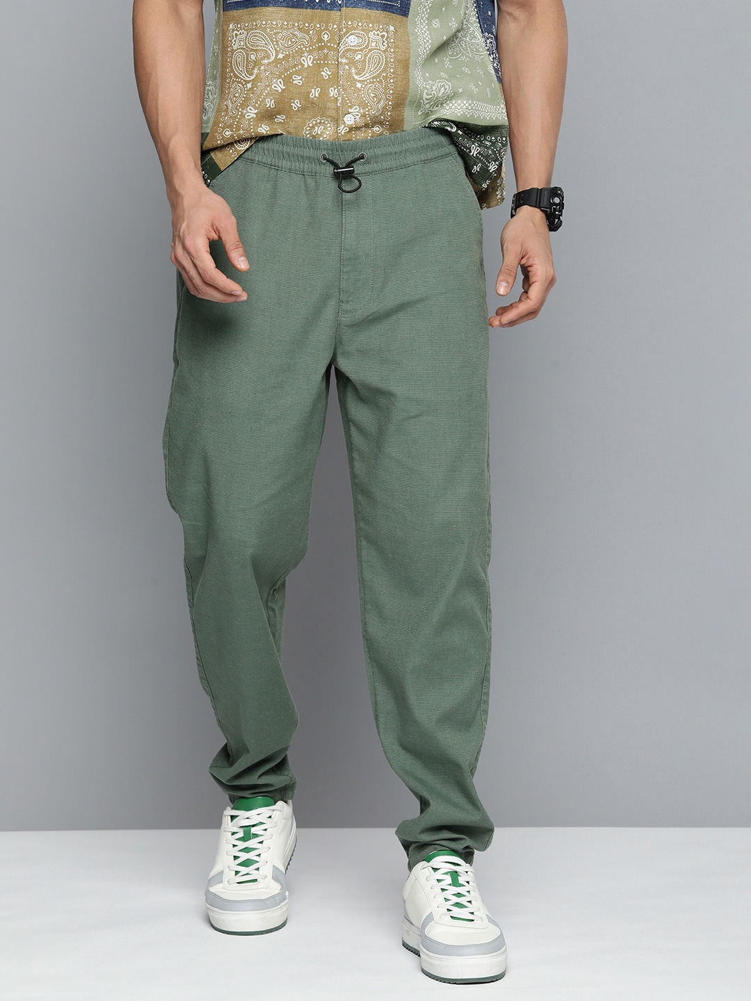 Levis Men Solid Tapered Fit Trousers