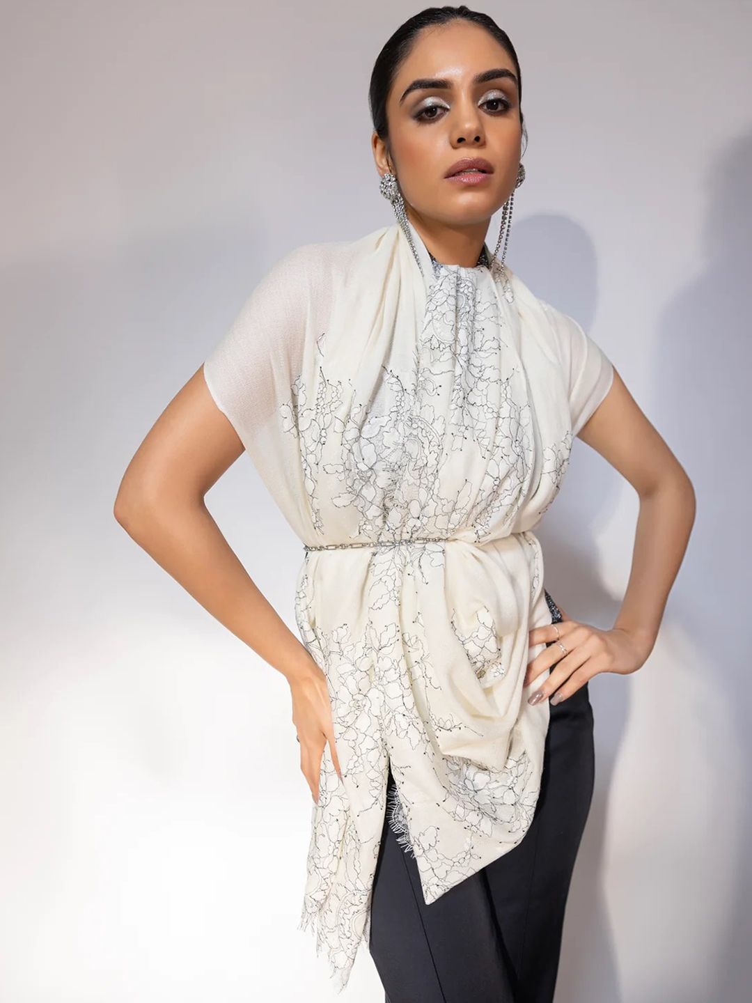MODARTA Floral Printed Lace Detail Shawl-image-43
