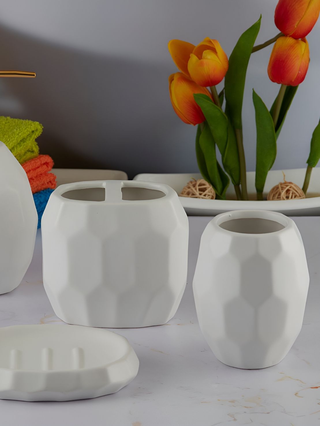 Kookee White 4 Pieces Geometric Ceramic Bath Accessories Set-image-31