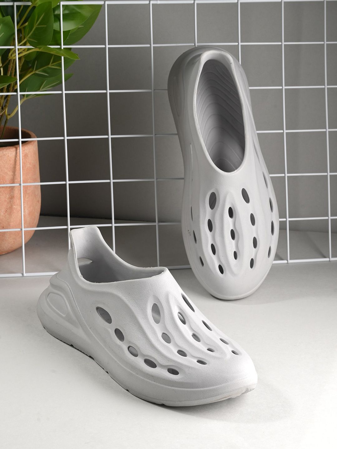 AfroJack Men Self Design Croslite Clogs-picture-24