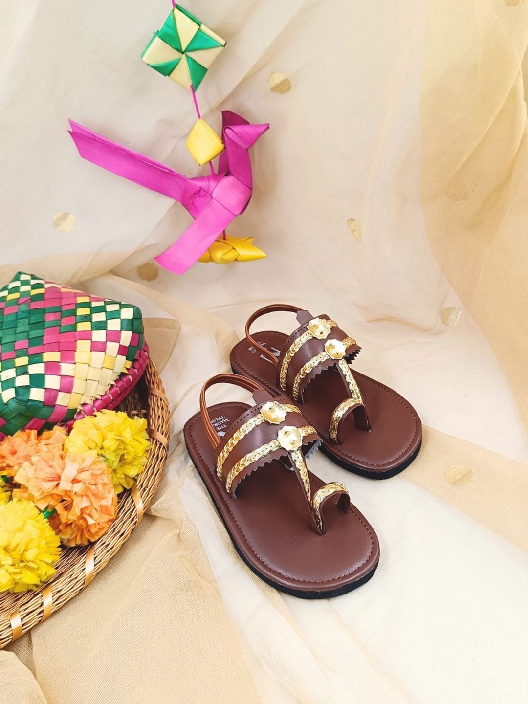 THE MADRAS TRUNK Kids Embellished Kolhapuris One Toe Flats