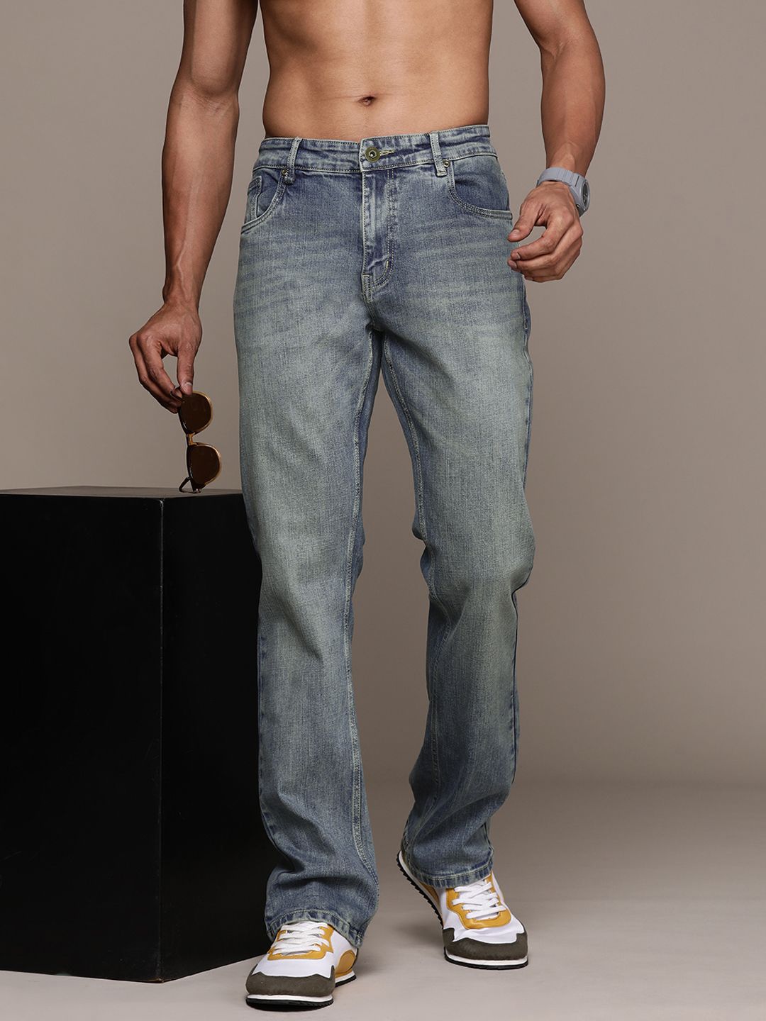Roadster Men Bootcut Light Fade Stretchable Jeans-picture-33