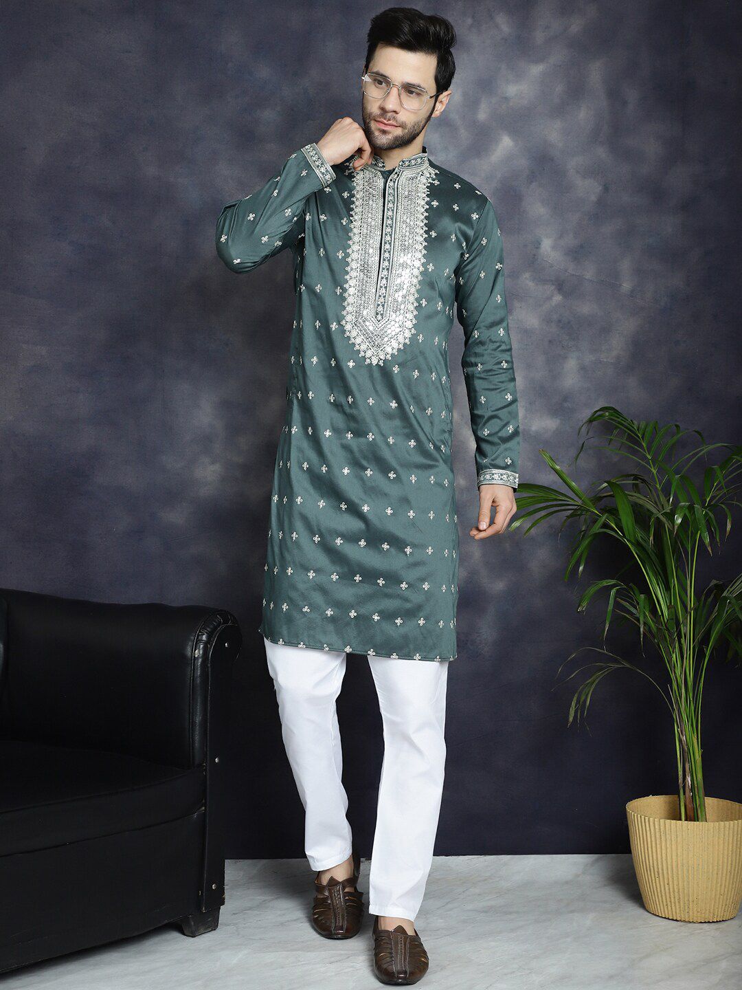 Jompers Floral Embroidered Mandarin Collar Sequinned Cotton Silk Straight Kurta-picture-30