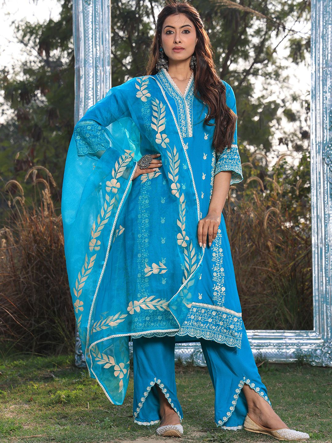 Armaan Ethnic Motifs Embroidered Thread Work Kurta with Trousers & Dupatta-image-23