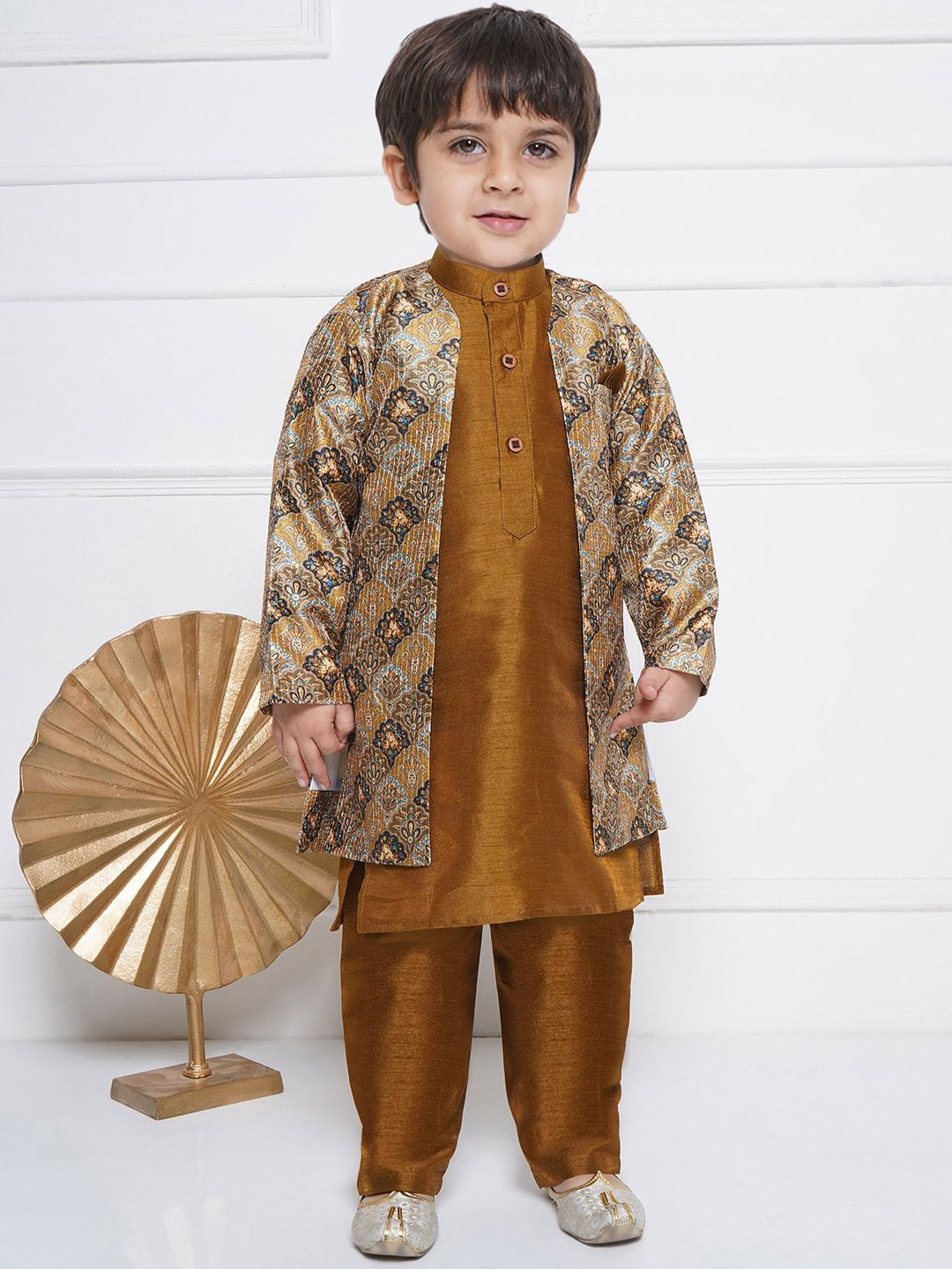 Aj DEZInES Boys Floral Embroidered Mandarin Collar Straight Kurta With Pyjama