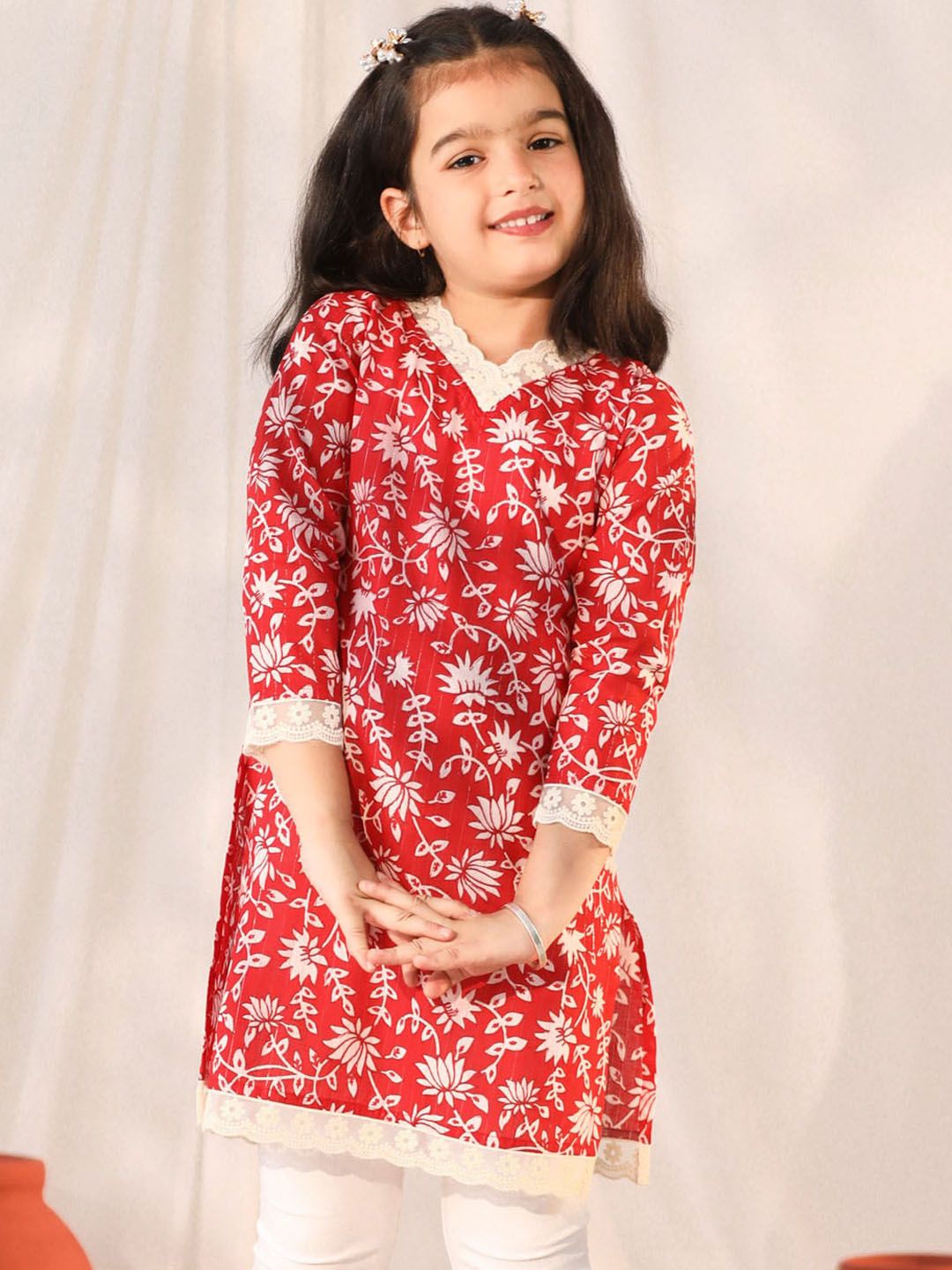 VASTRAMAY Girls Floral Printed V-Neck Cotton Kurta