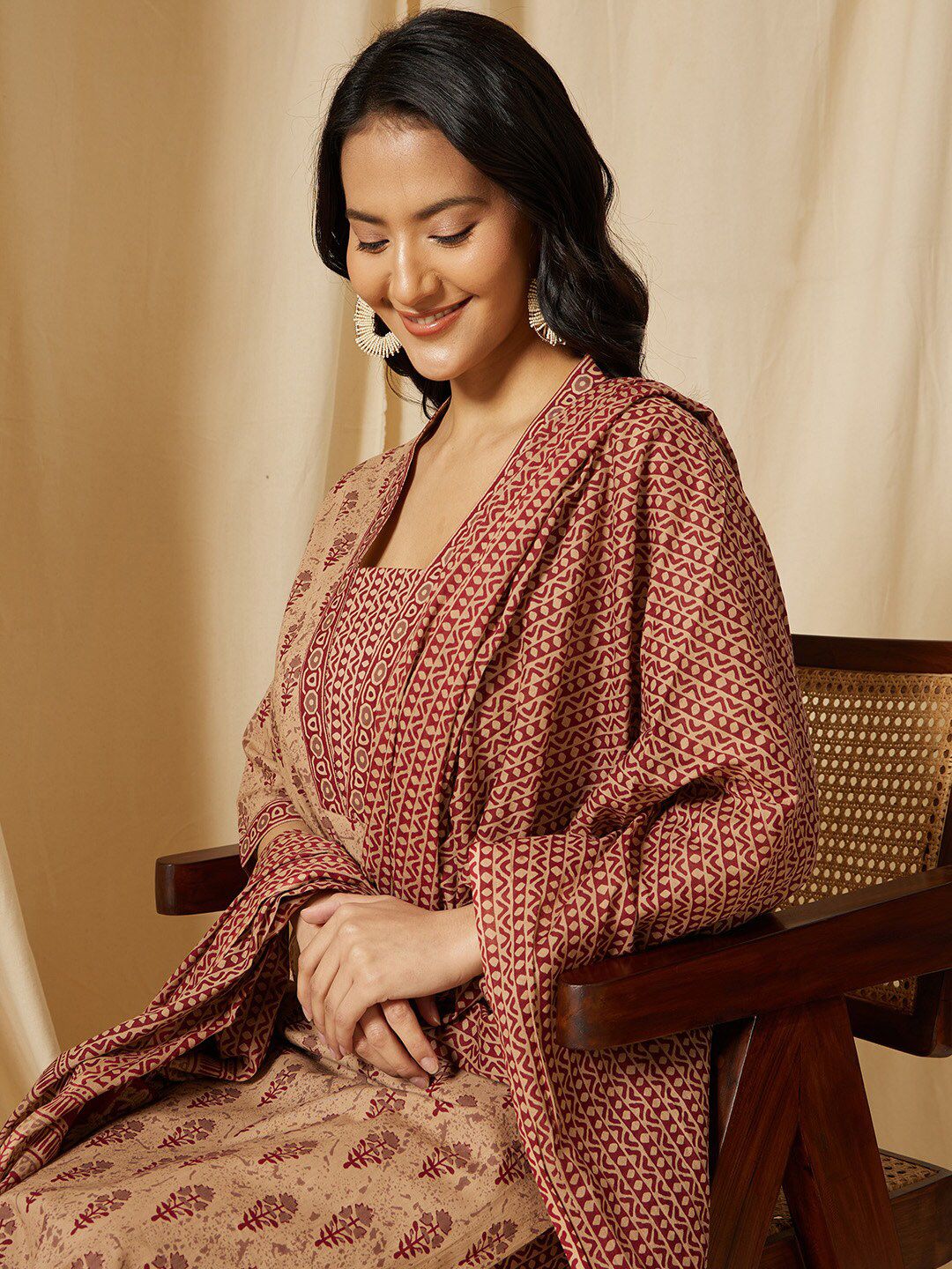 Ginni Arora Label Floral Printed V-Neck Pure Cotton Kurta with Trousers & Dupatta