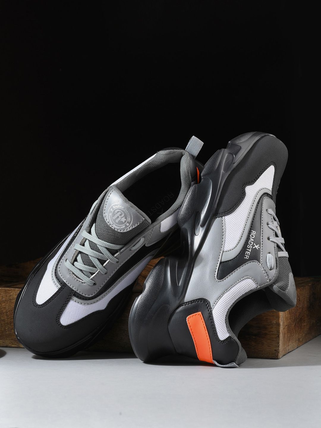 The Roadster Lifestyle Co. Men Black Round Toe Lightweight Leather Sneakers-picture-29