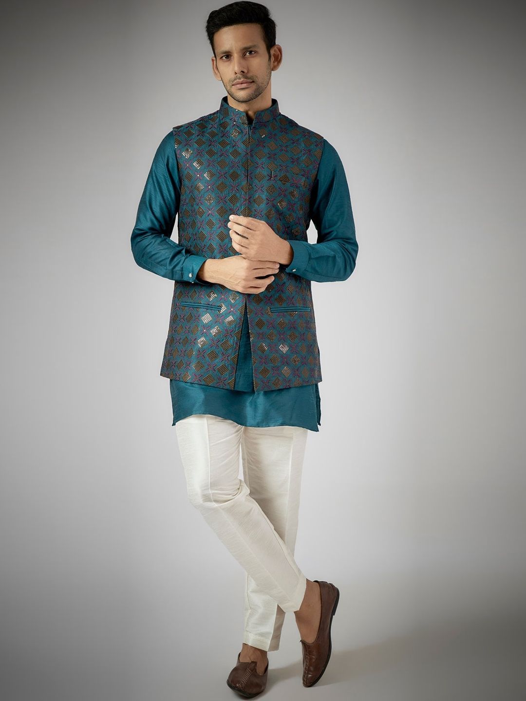 RNG Safawala Sequinned Thread Work Regular Kurta With Trousers & Nehru Jacket-picture-28