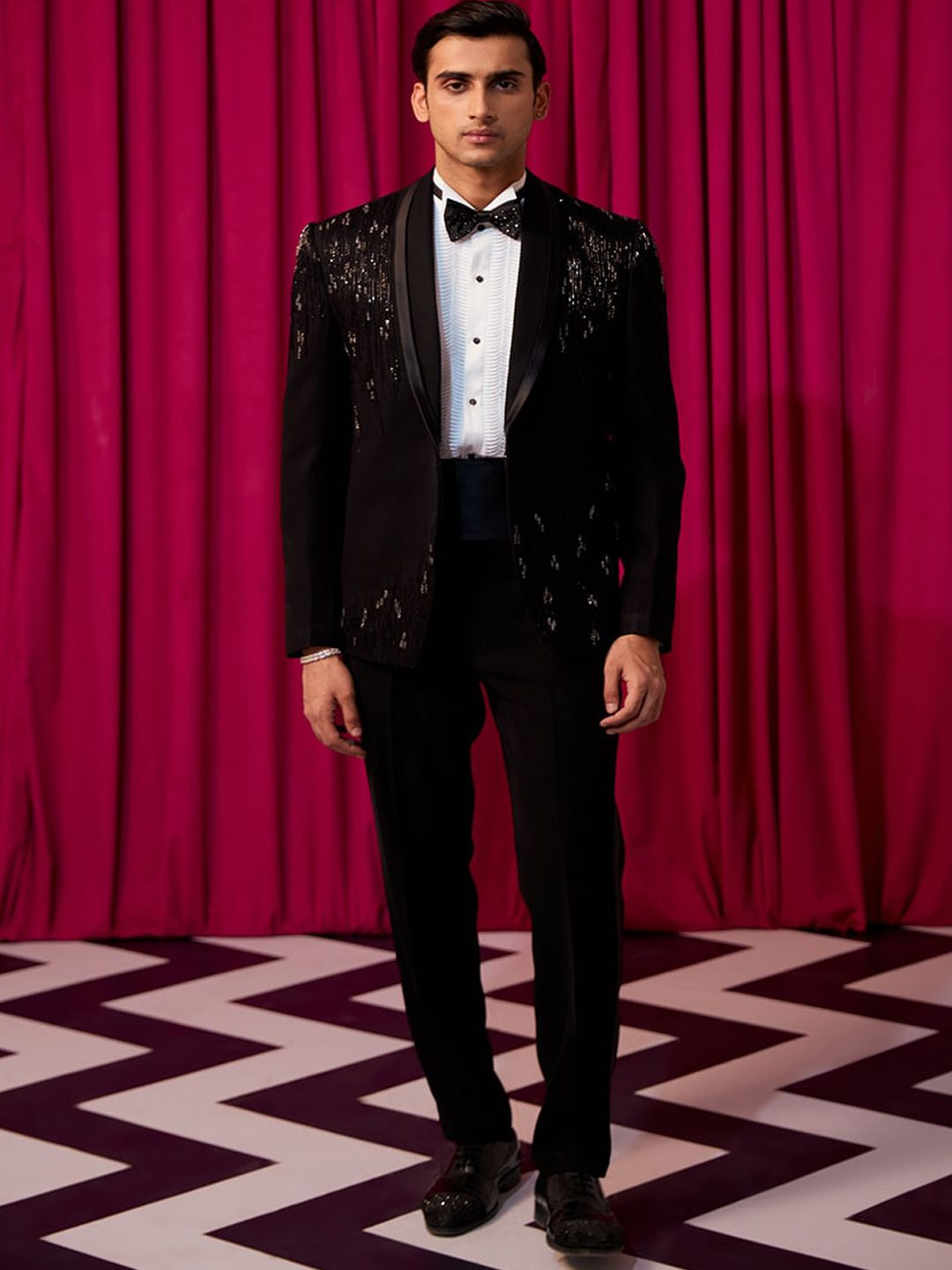 CONTRAST BY PARTH Men 5-Pcs Embellished Single-Breasted Prism Tuxedo set-picture-25