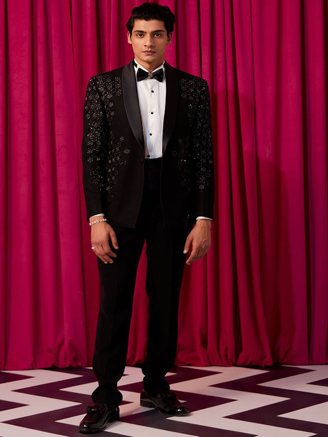 CONTRAST BY PARTH Men Embroidered Tuxedo Five-Piece Formal Suit-picture-24