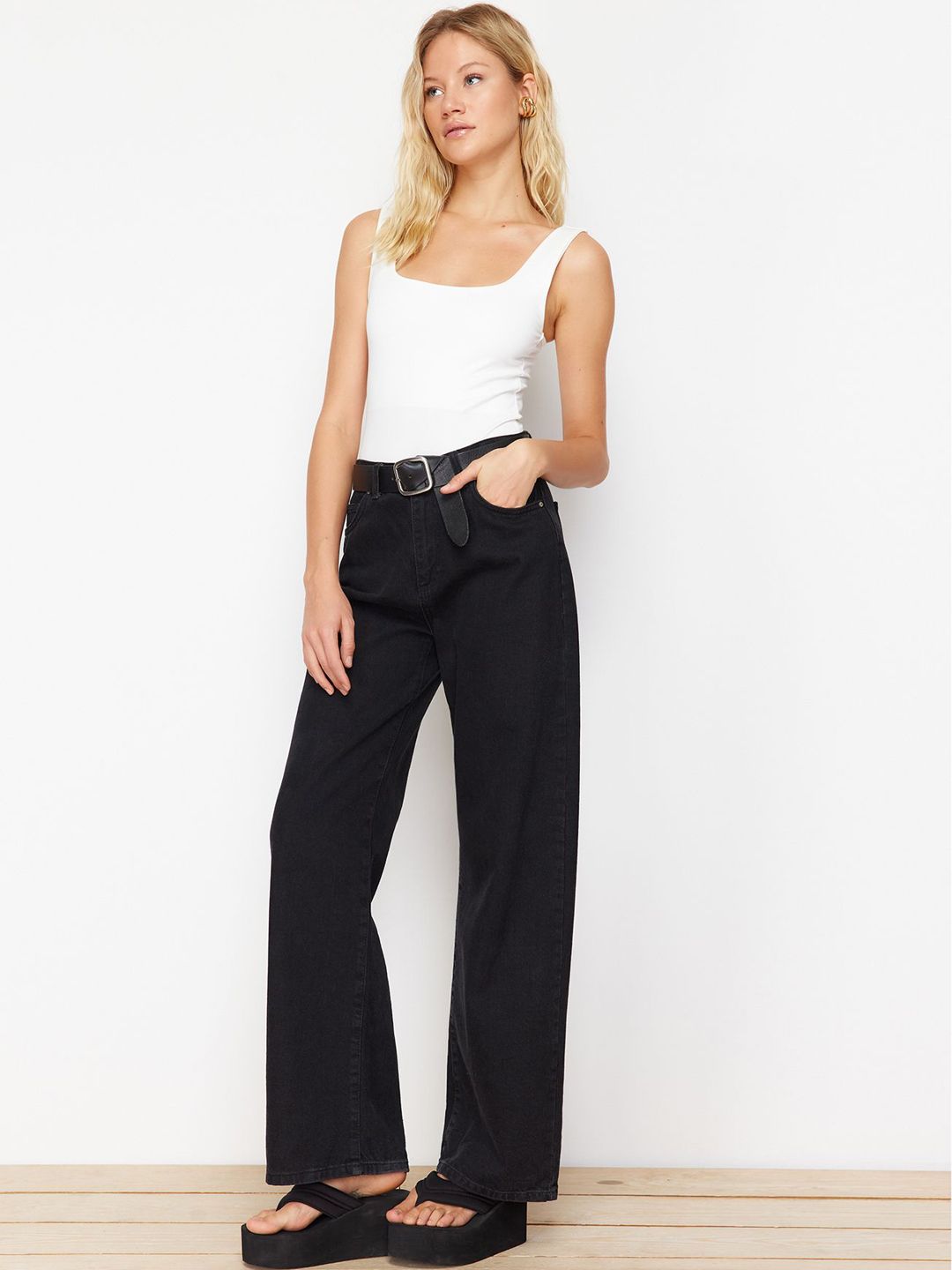 Trendyol Square Neck Sleeveless Bodysuit