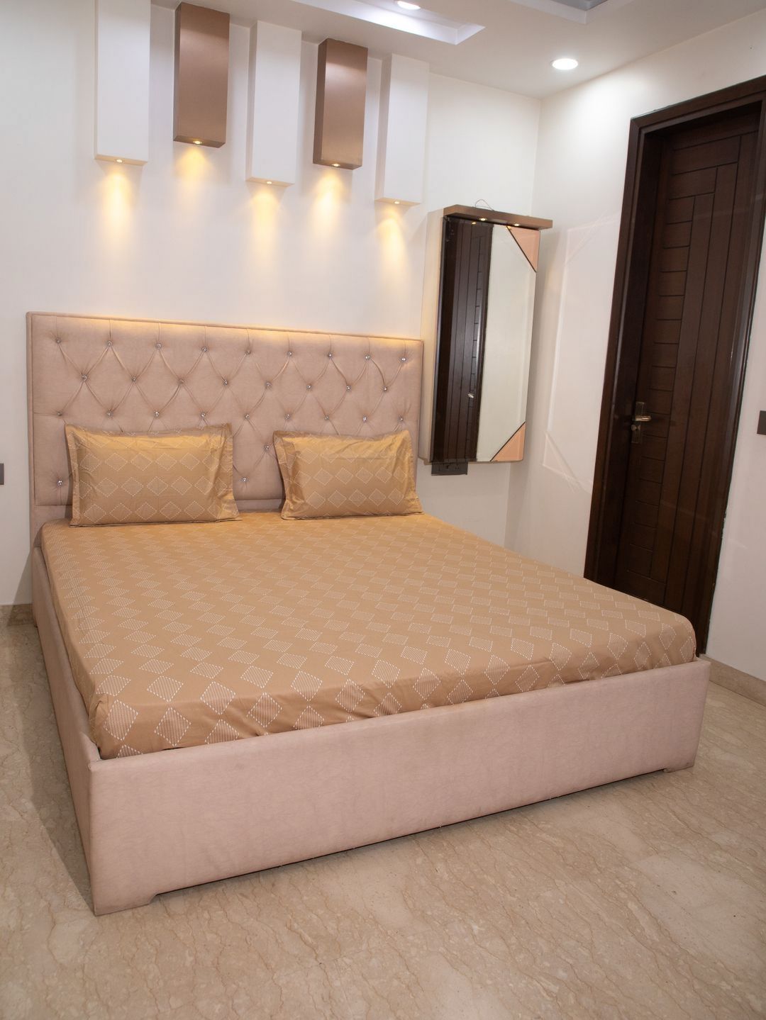 STUDIOHMK Camel Brown Geometric Cotton 180 TC King Bedsheet with 2 Pillow Covers-image-28