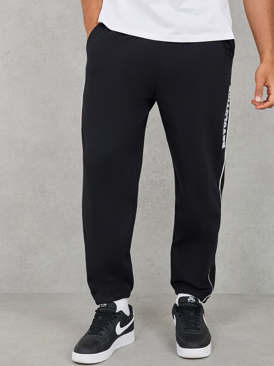 Styli Men Side Revolution Print Piped Detail Relaxed Terry Jogger-picture-17
