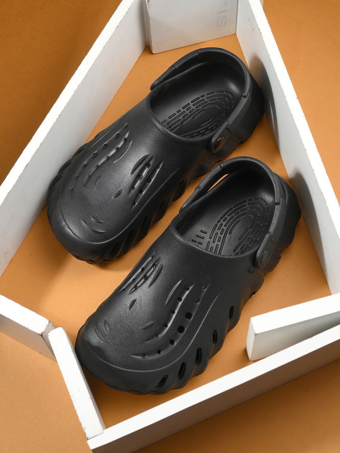 The Roadster Lifestyle Co Men Textured Clogs-picture-17