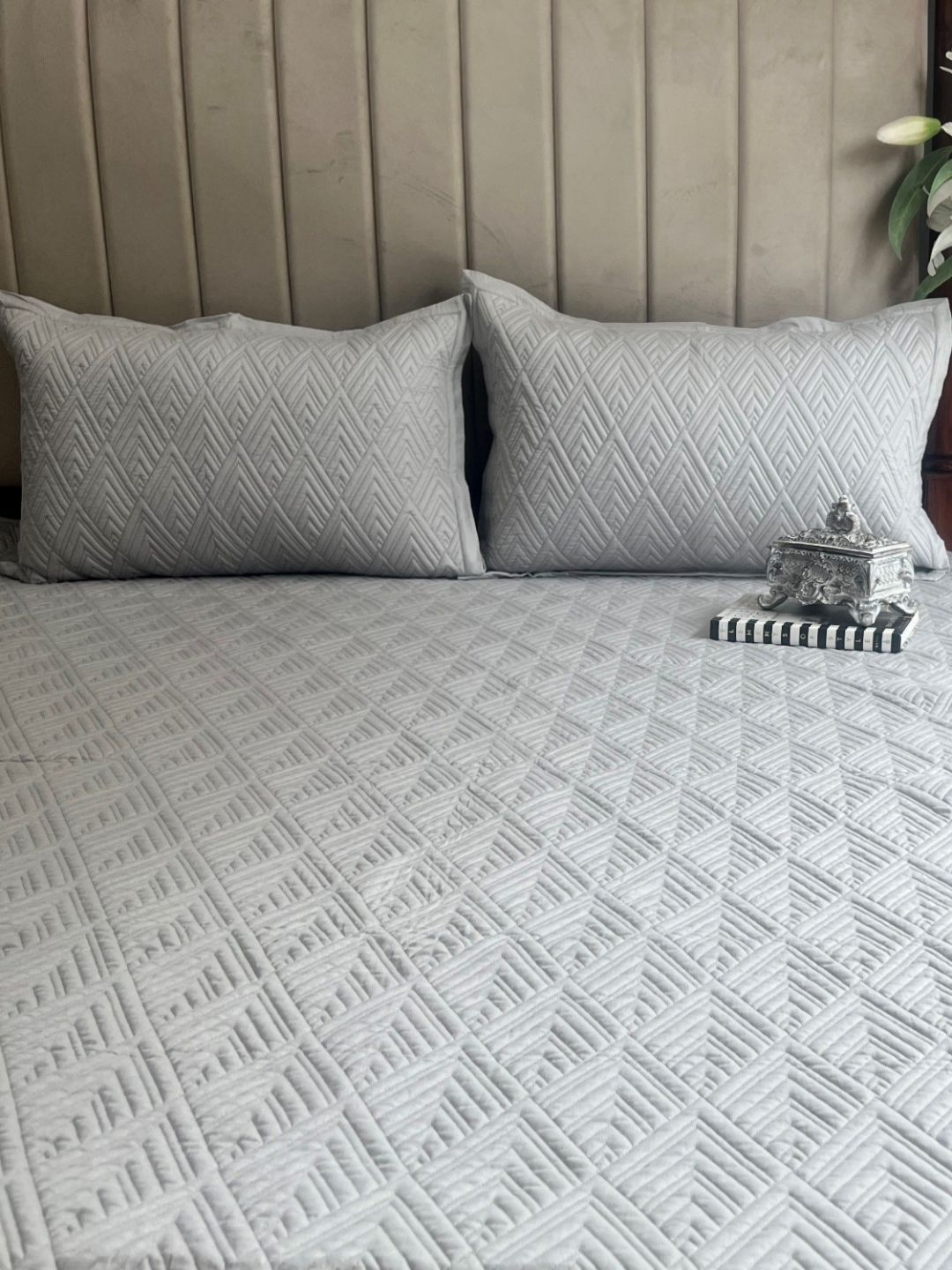 Sadyaska Grey Geometric Reversible Cotton Double King Bed Cover & 2 Pillow Covers-image-29