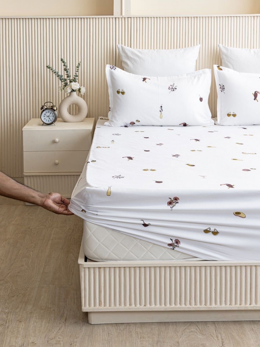 HOMEMONDE White & Yellow Graphic 210 TC King Bedsheet with 2 Pillow Covers-picture-2