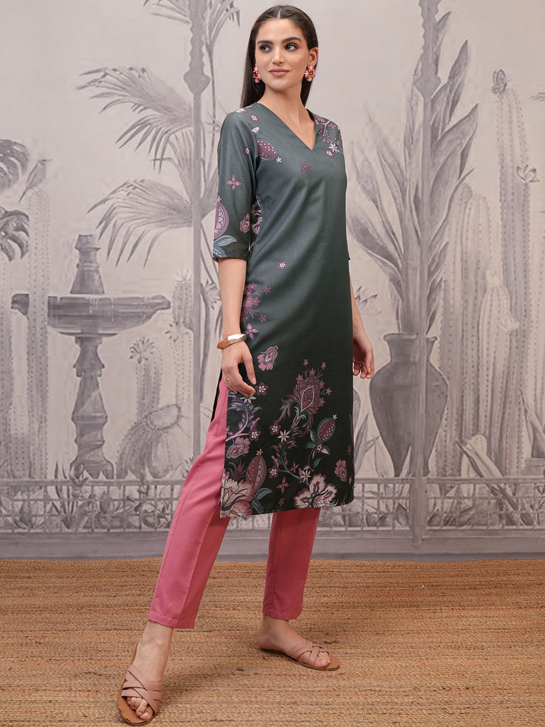 Women Pink & Gold-Toned Printed Straight Kurta