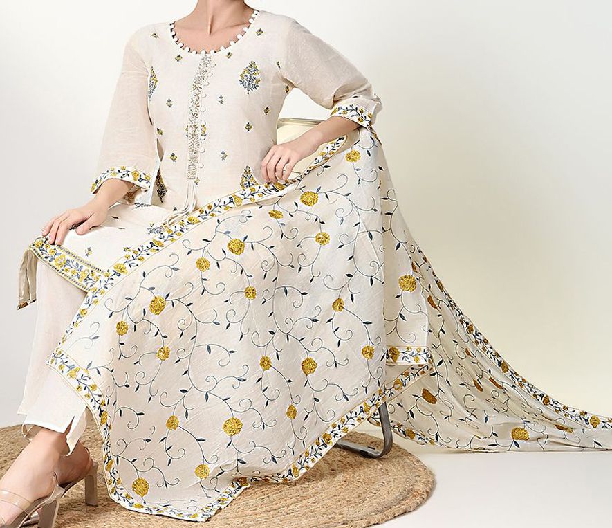 Women Floral Embroidered Tiered Thread Work Kurta with Trousers & With Dupatta