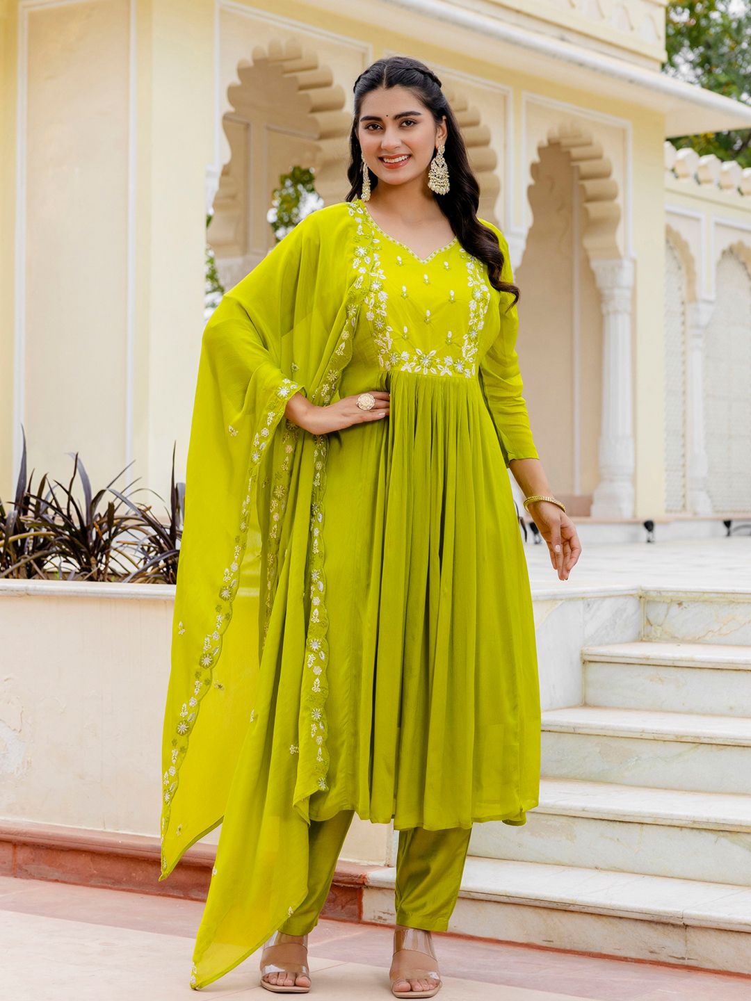 Navlik Women Floral Embroidered Regular Kurta with Trousers & With Dupatta