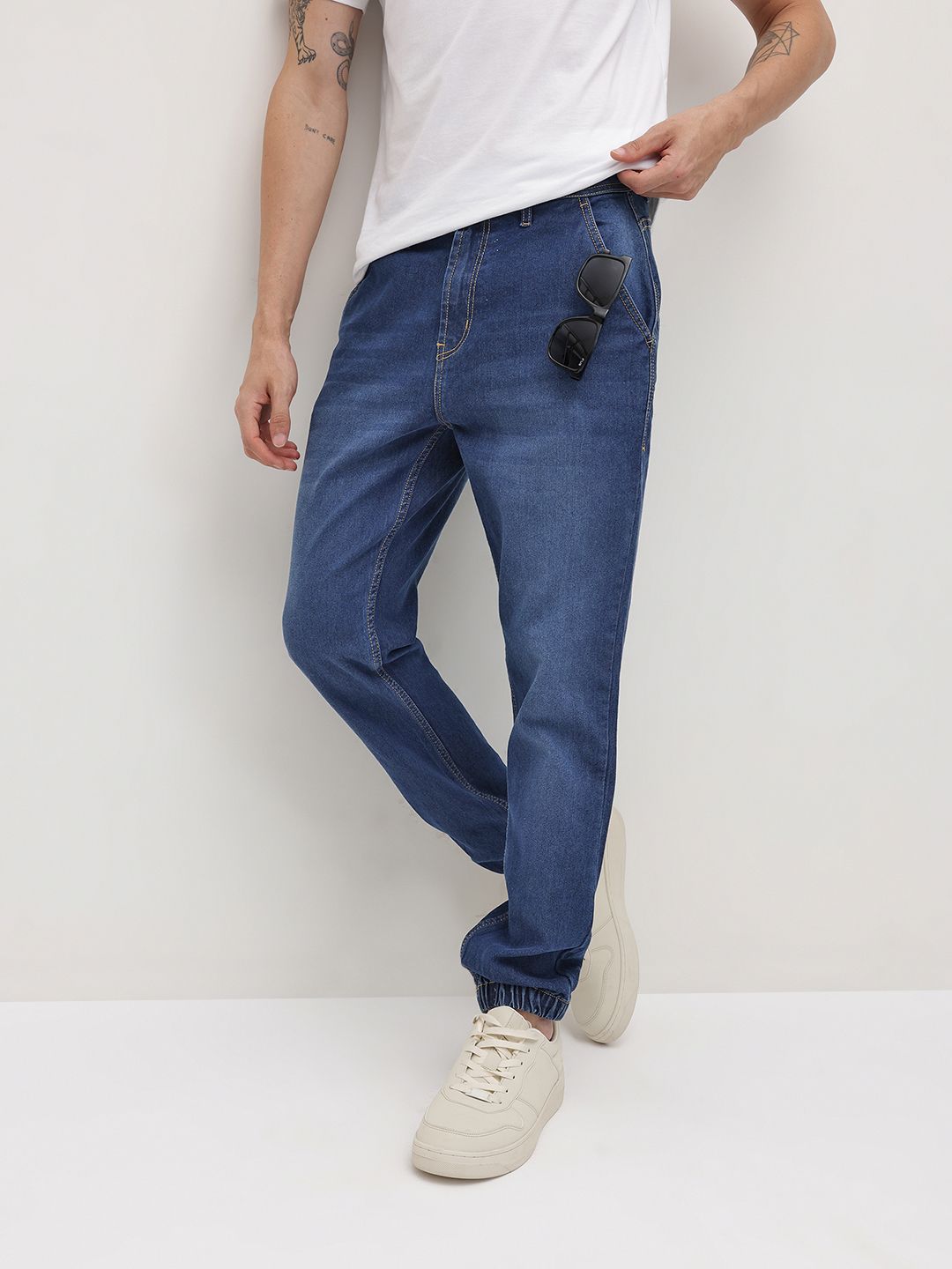The Roadster Life Co. Men Relaxed Fit Mid-Rise Light Fade Stretchable Jeans-picture-26
