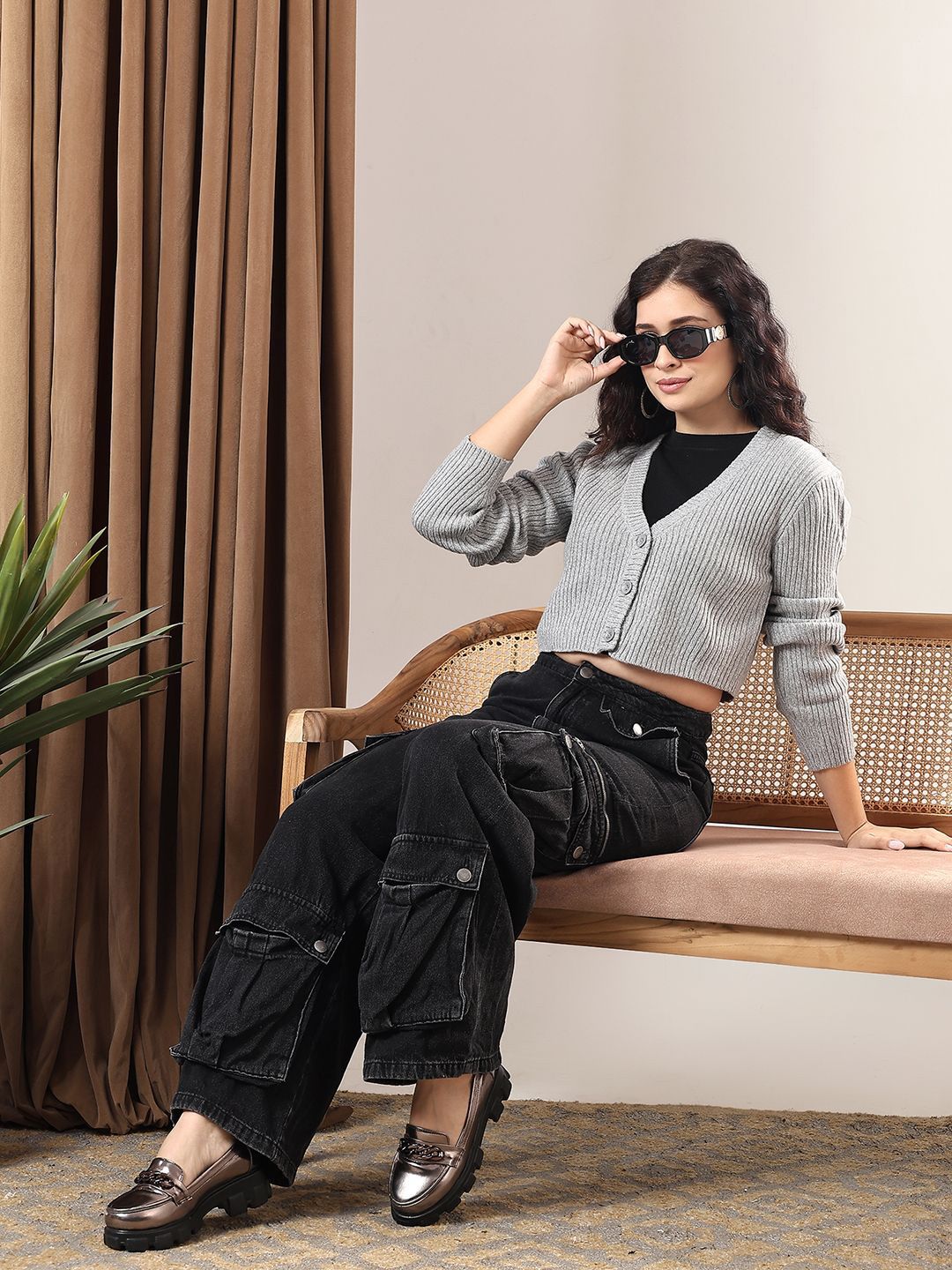 カーディガン CROP HOOK KNIT CARDIGAN IN CHARCOAL V Neck Button Front Cropped Cardigan In Charcoal Knit | EGO UK | EGO