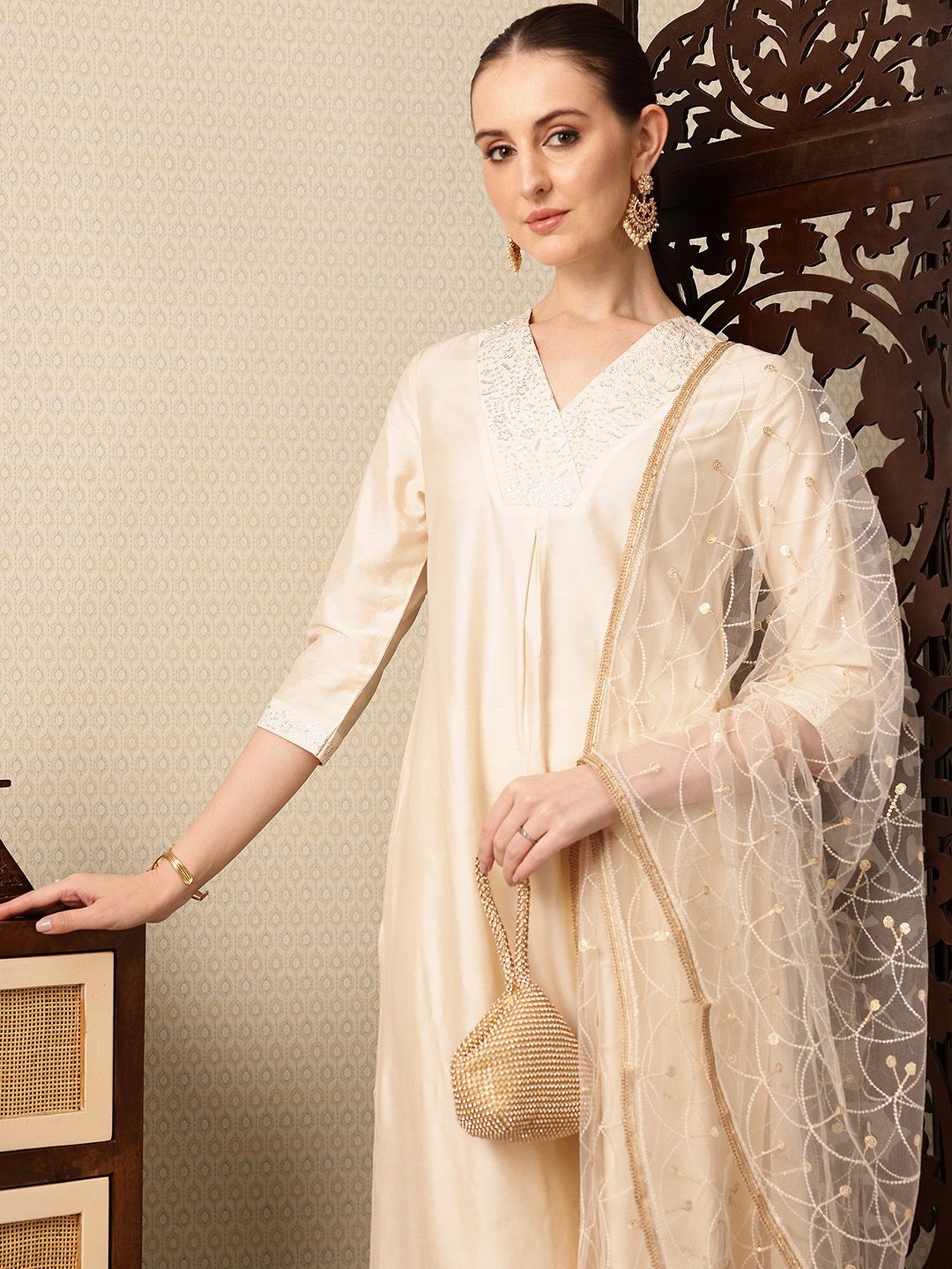 House of Pataudi Floral Yoke Design V-Neck Thread Work Jashn Kurta with Trousers & Dupatta-picture-12