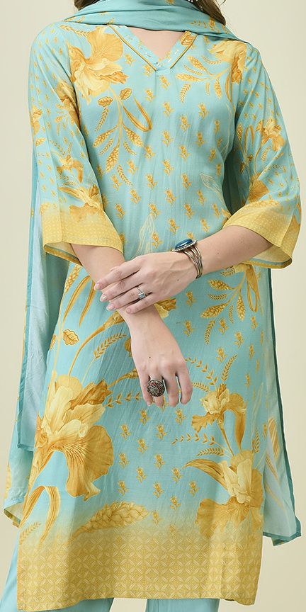 Women Liva (Rayon) Blue Floral Print Kurta With Comfort Pant
