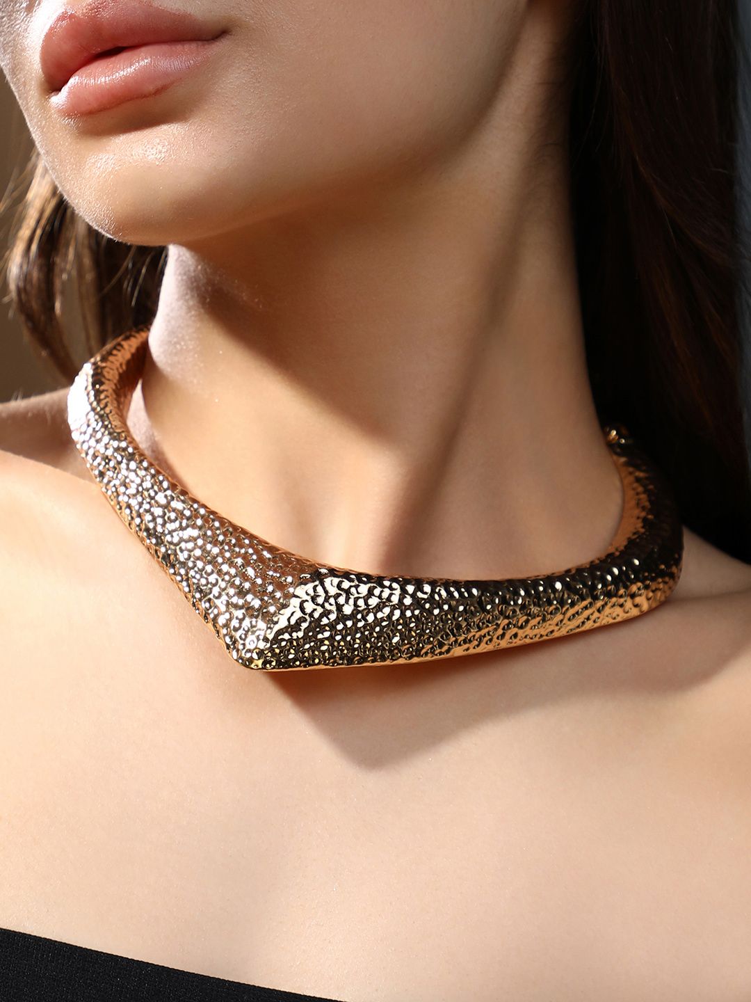 SOHI Gold-Plated The Dented Torque Necklace-image-10