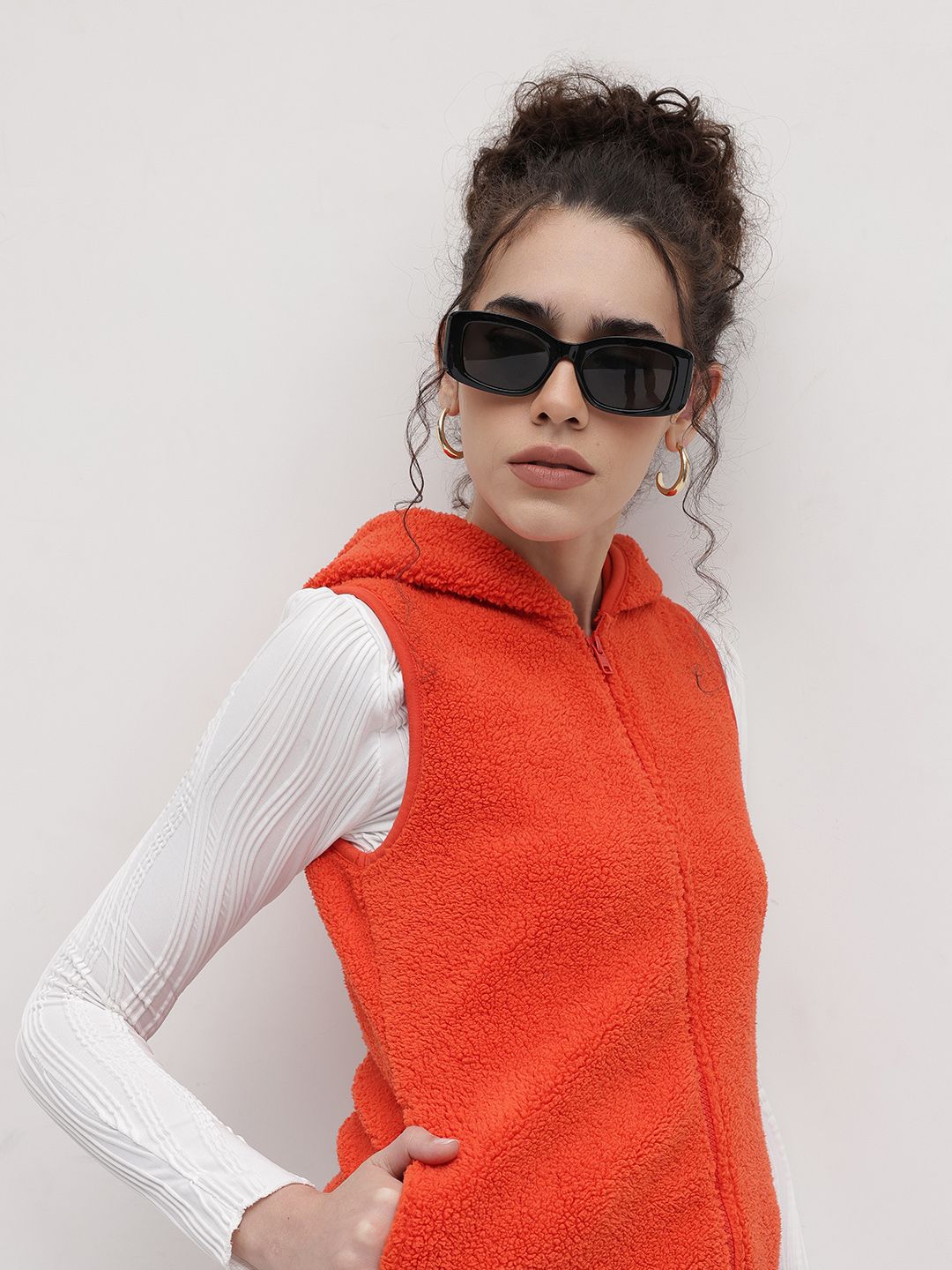 The Roadster Lifestyle Co. Solid Sleeveless Hooded Sherpa Jacket