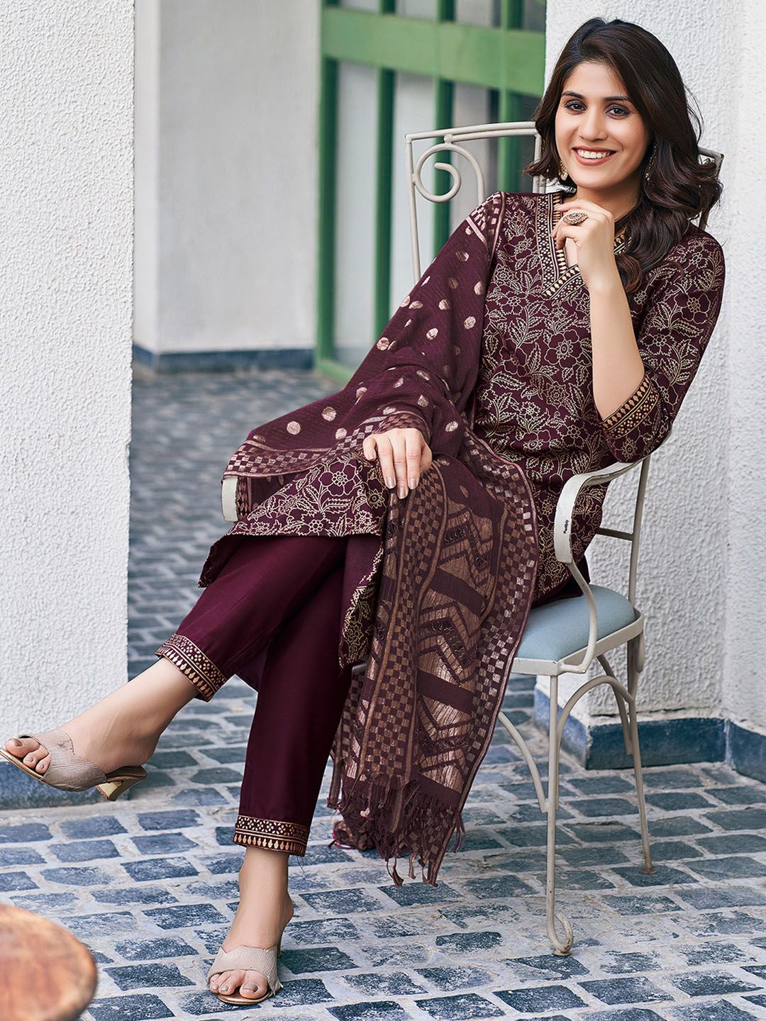 Women Grey Floral Sleeveless Kurta With Pencil Pants & Dupatta