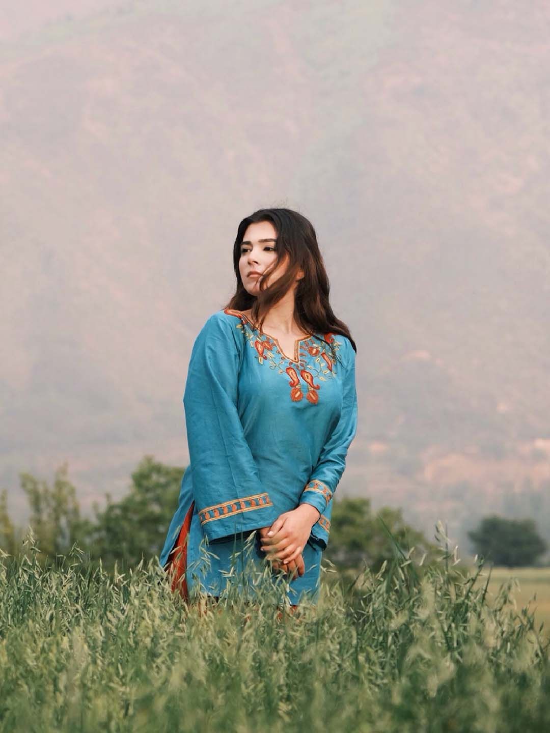 URZUV Paisley Embroidered V-Neck Thread Work Thread Work Kurti-picture-12