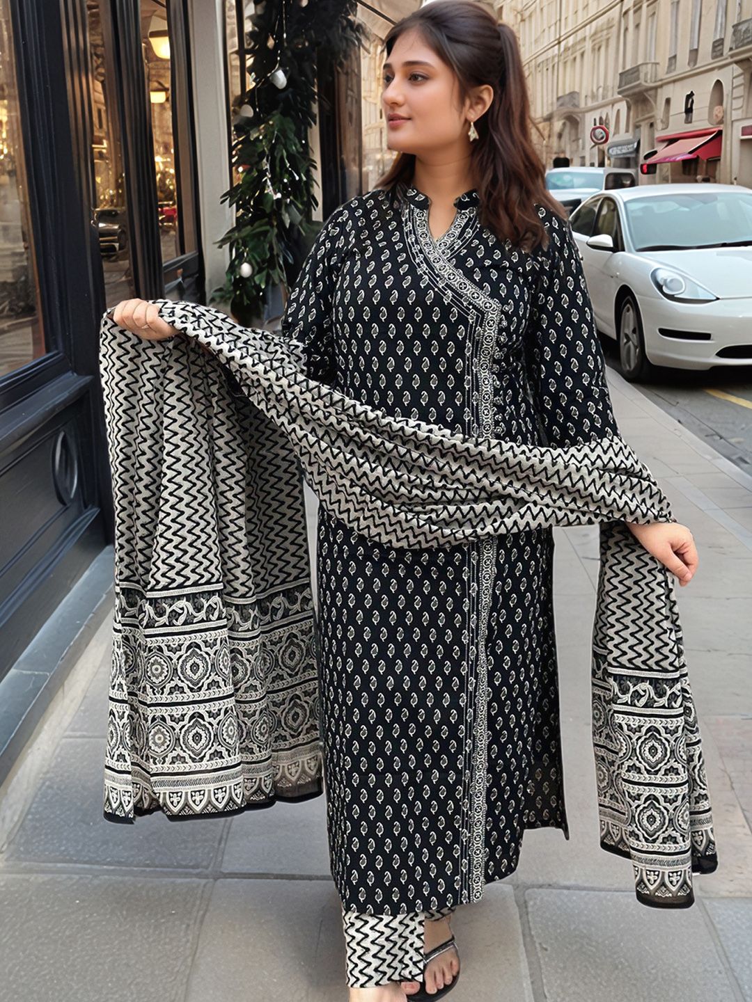 Aaghnya Paisley Printed Mandarin Collar Kurta With Trousers & Dupatta