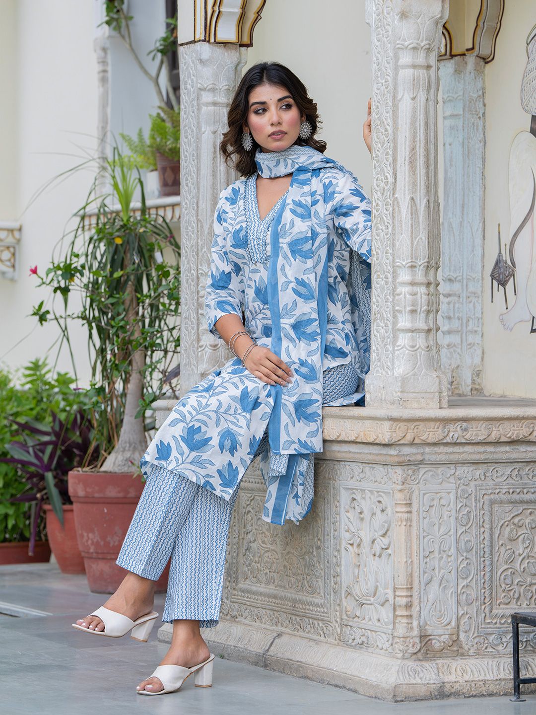 CRENOL THREADS Women Floral Printed Regular Straight Kurta Sets