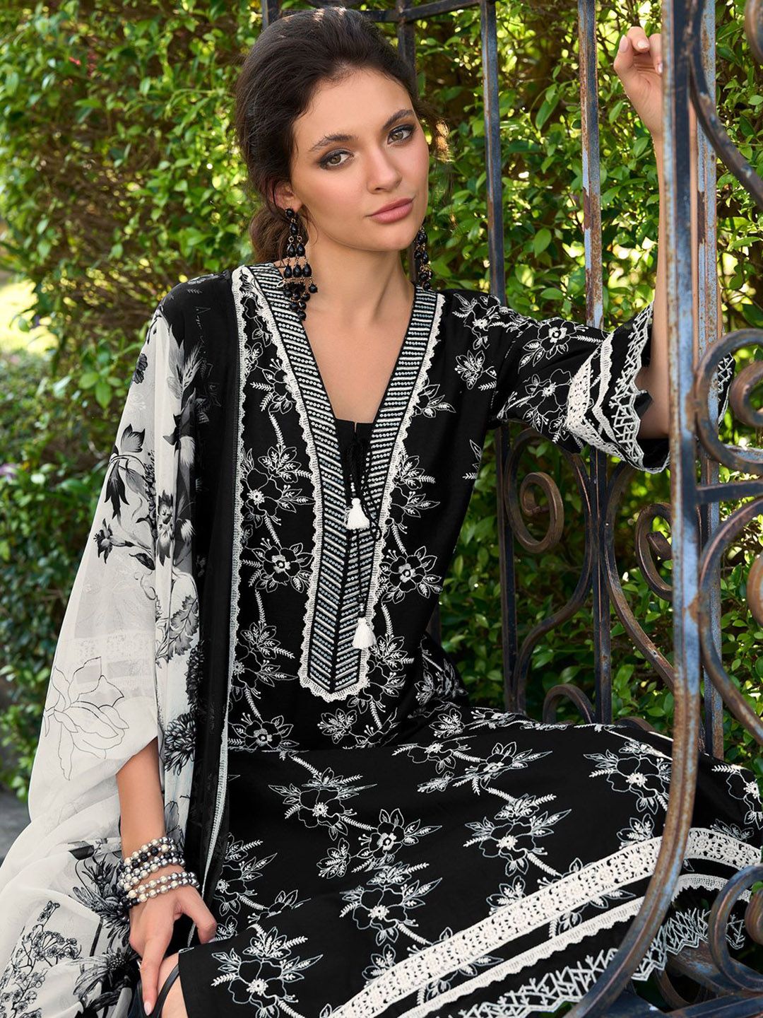 Indo Era Women Floral Embroidered Regular Thread Work Pure Cotton Kurta Set