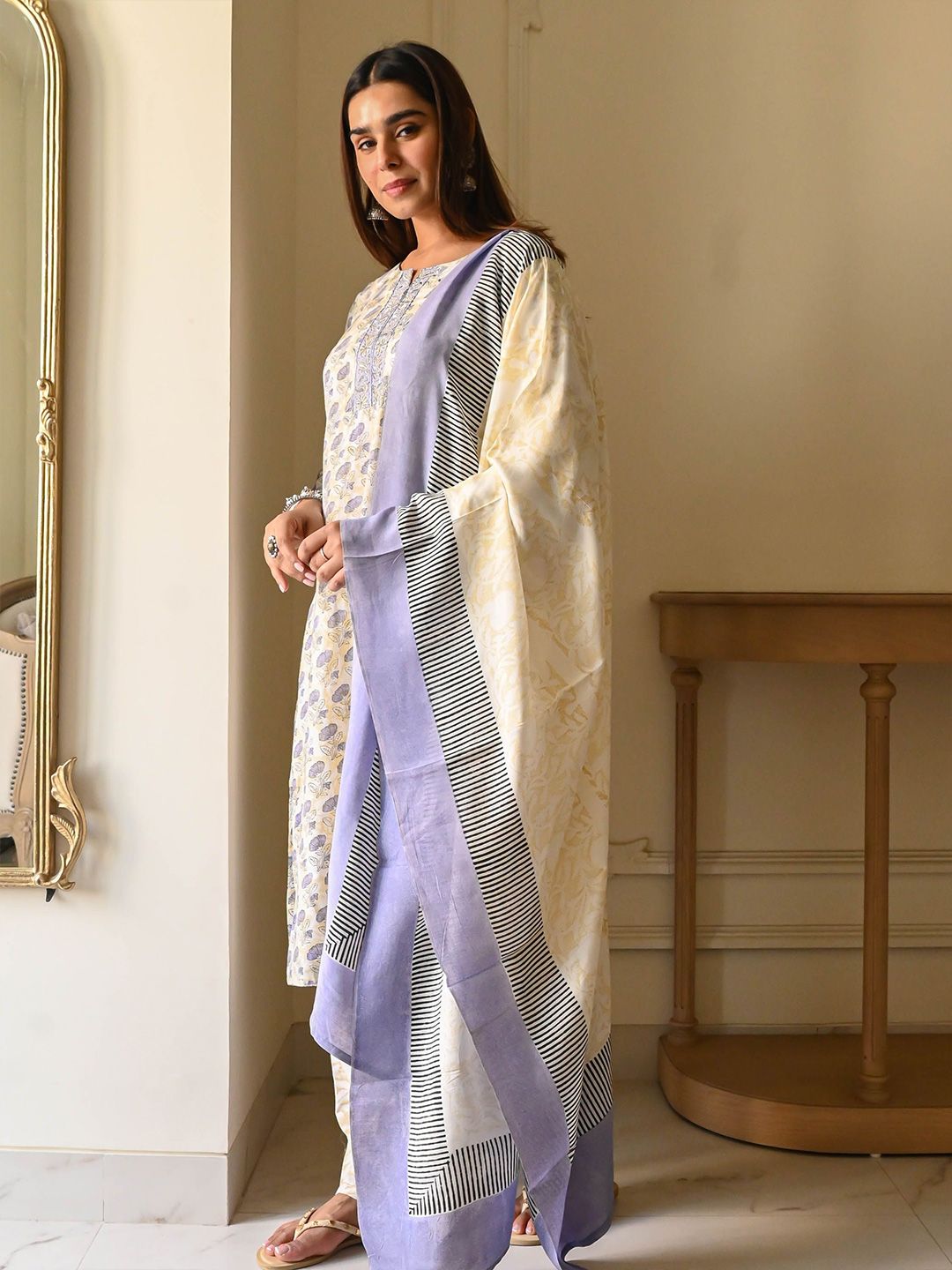 Bunaai Anvi Women Floral Printed Regular Thread Work Kurta with Trousers & With Dupatta