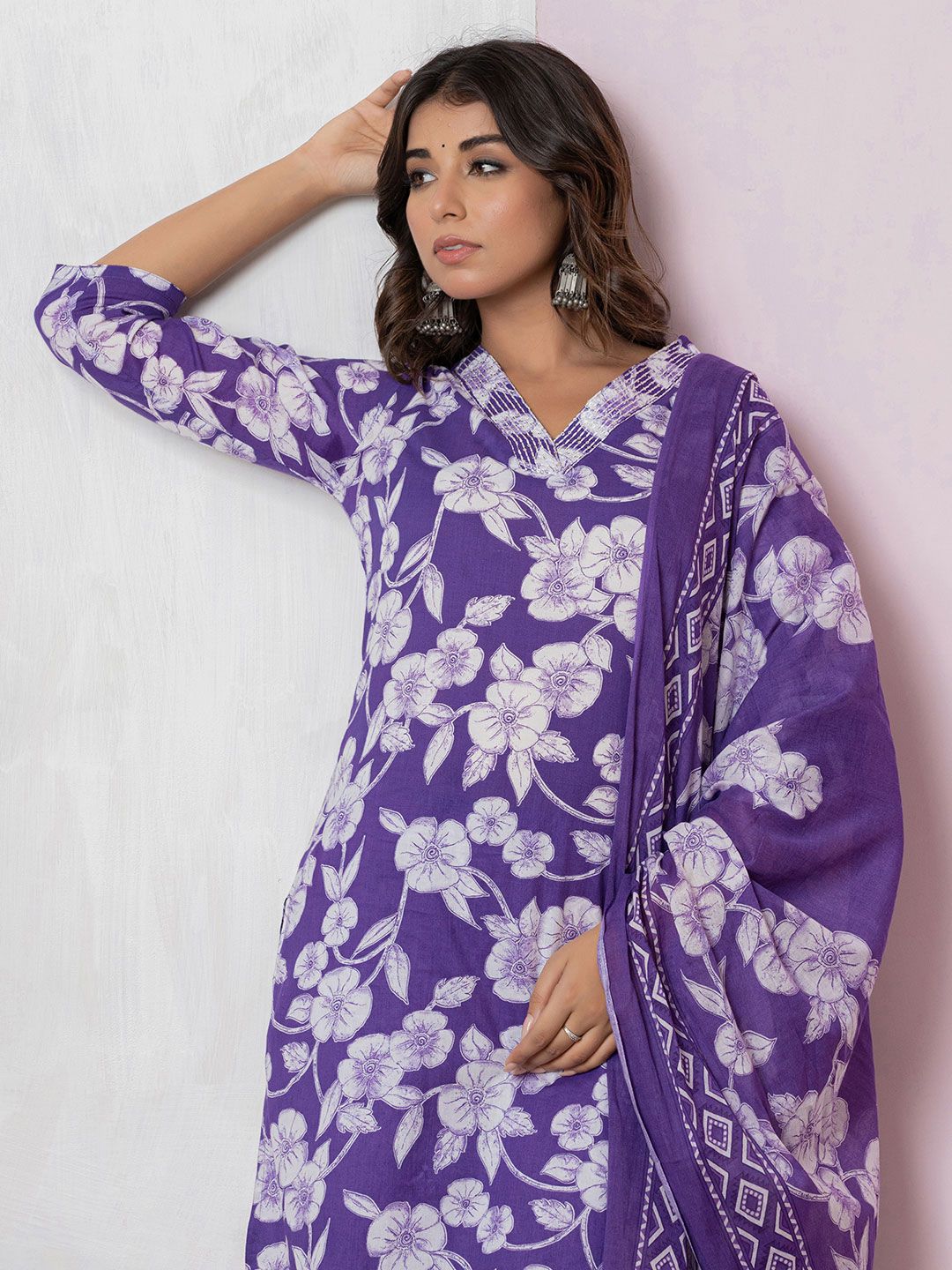 SKYLEE Women Floral Printed Regular Kurta & Trousers With Floral Dupatta