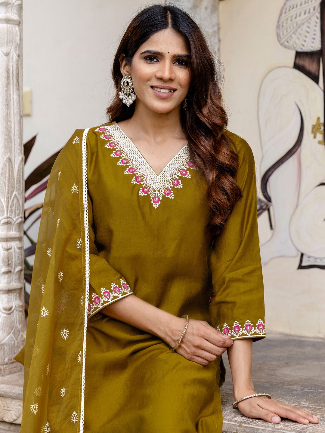 SANISA Women Ethnic Motifs  Regular Thread Work Kurta with Trousers & With Dupatta